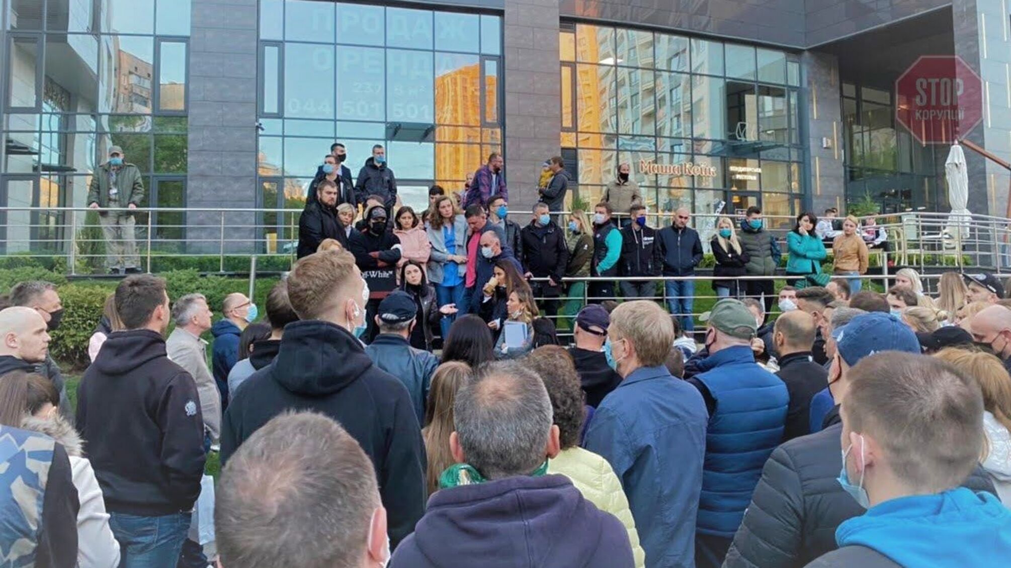 Чиновники из КГГА засветились на встрече жителей элитного ЖК: один из них находится в списке «недобросовестных»