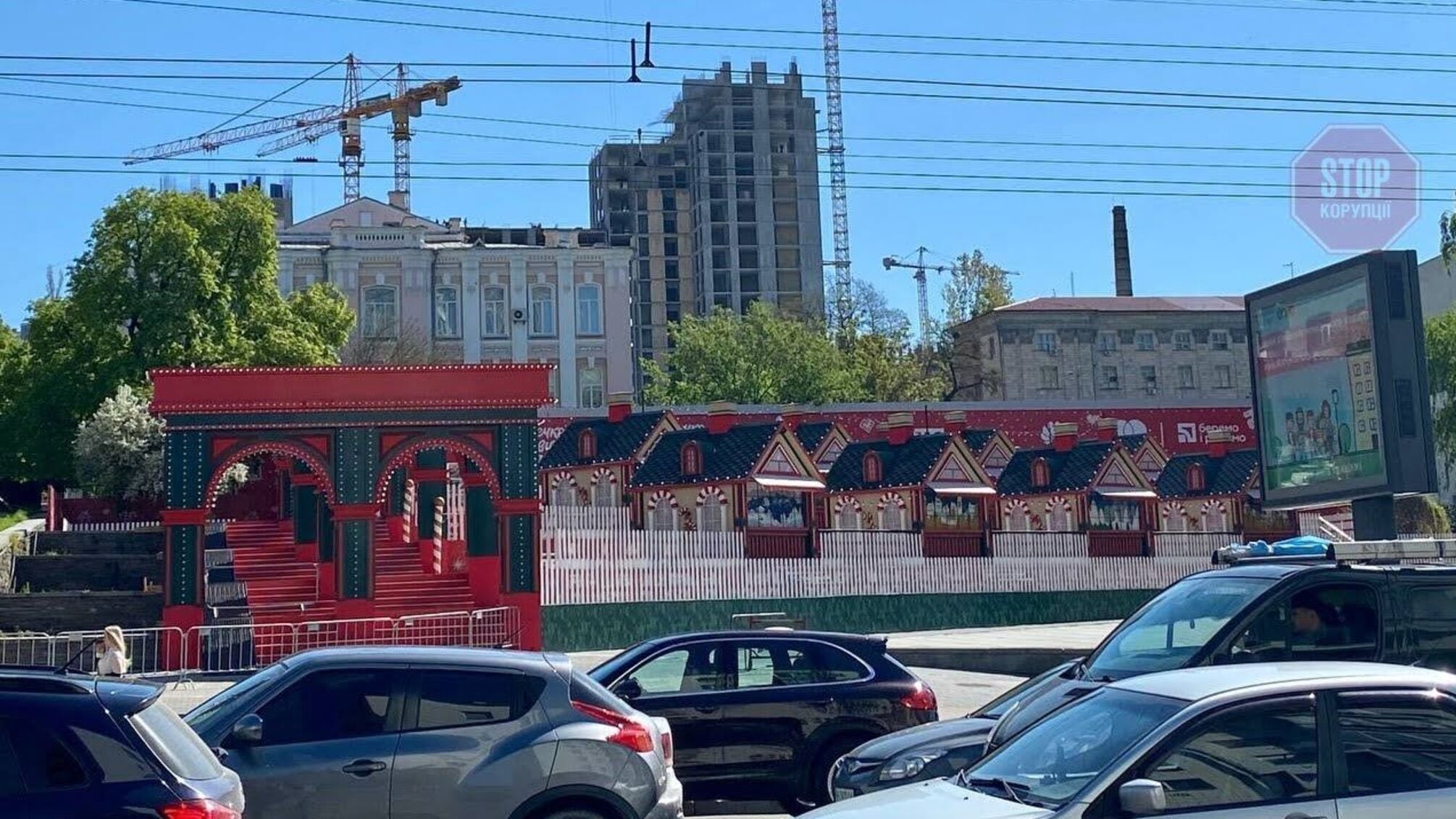 Рождество в мае: возле столичного Дворца «Украина» так и не разобрали новогоднюю локацию
