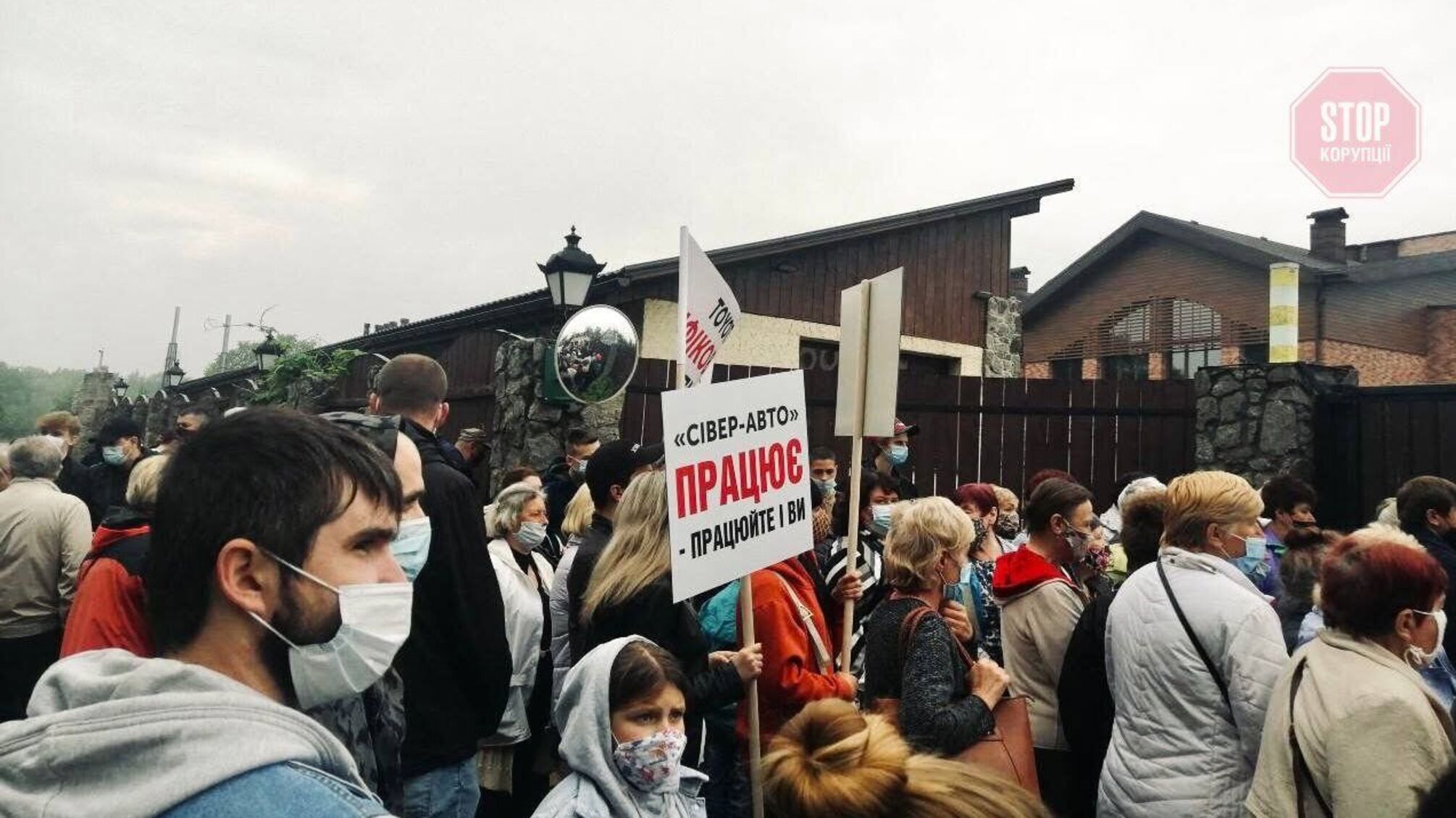 До Києва приїхали працівники чернігівської «Тойоти», які лишаються без роботи: їх виштовхували за паркан (фото)