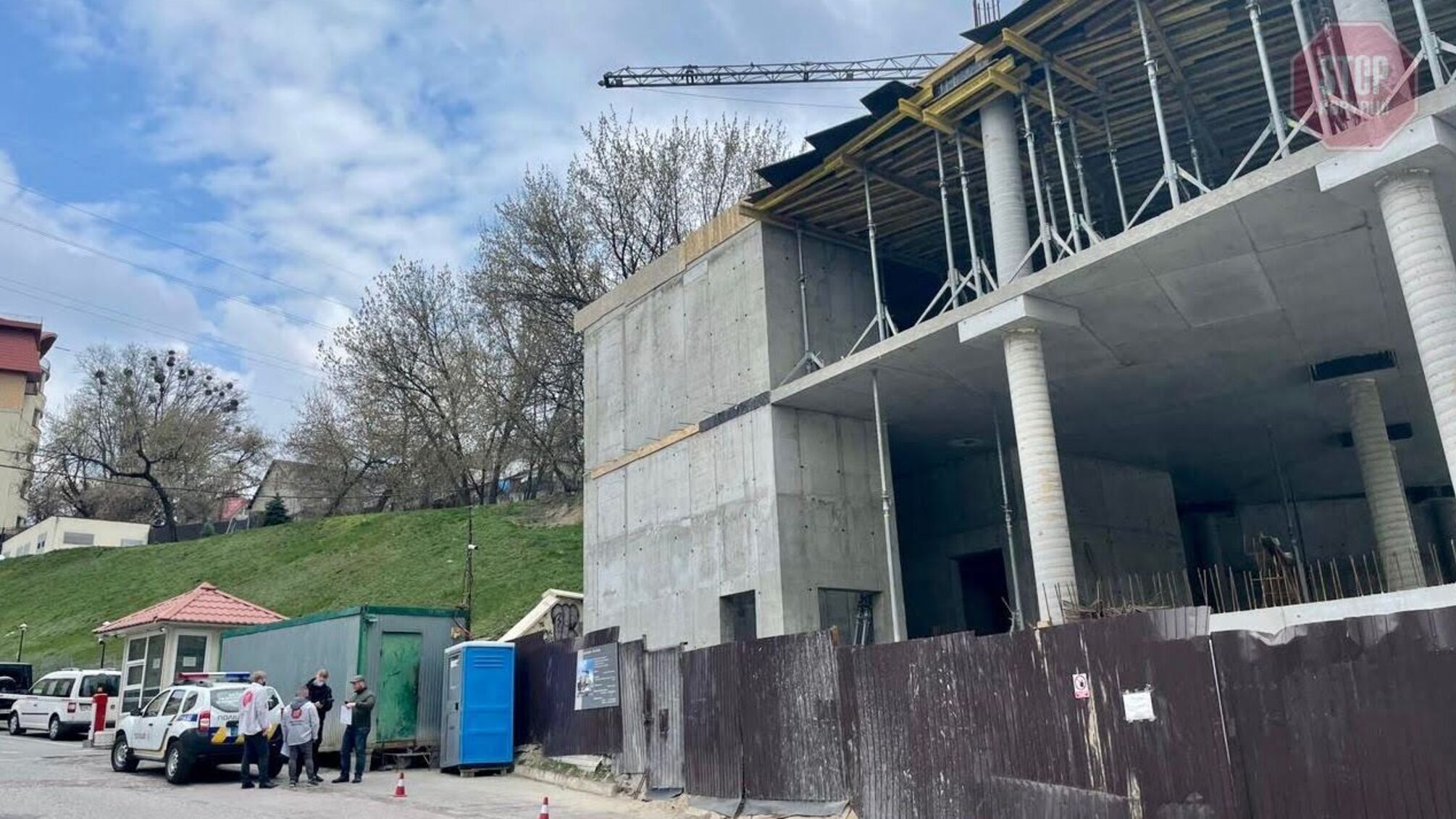 У середмісті Києва несанкціоновано зводять бізнес-центр? Об’єкт перевірить ДАБК