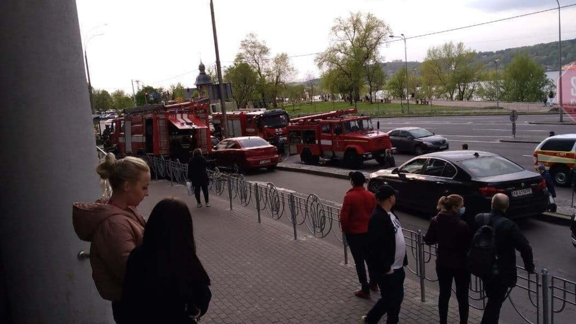 У столиці в підземному паркінгу спалахнув Lexus