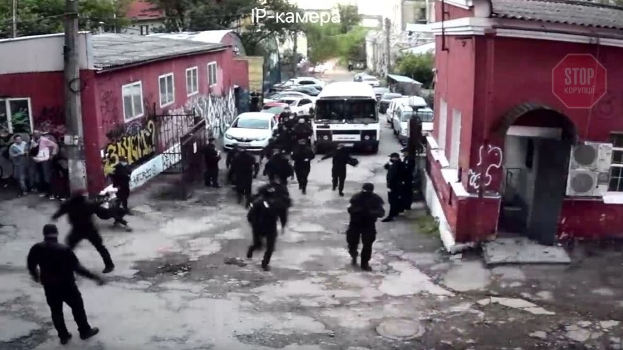 В Киеве полиция разогнала людей с концерта в арт-центре Closer (фото, видео)