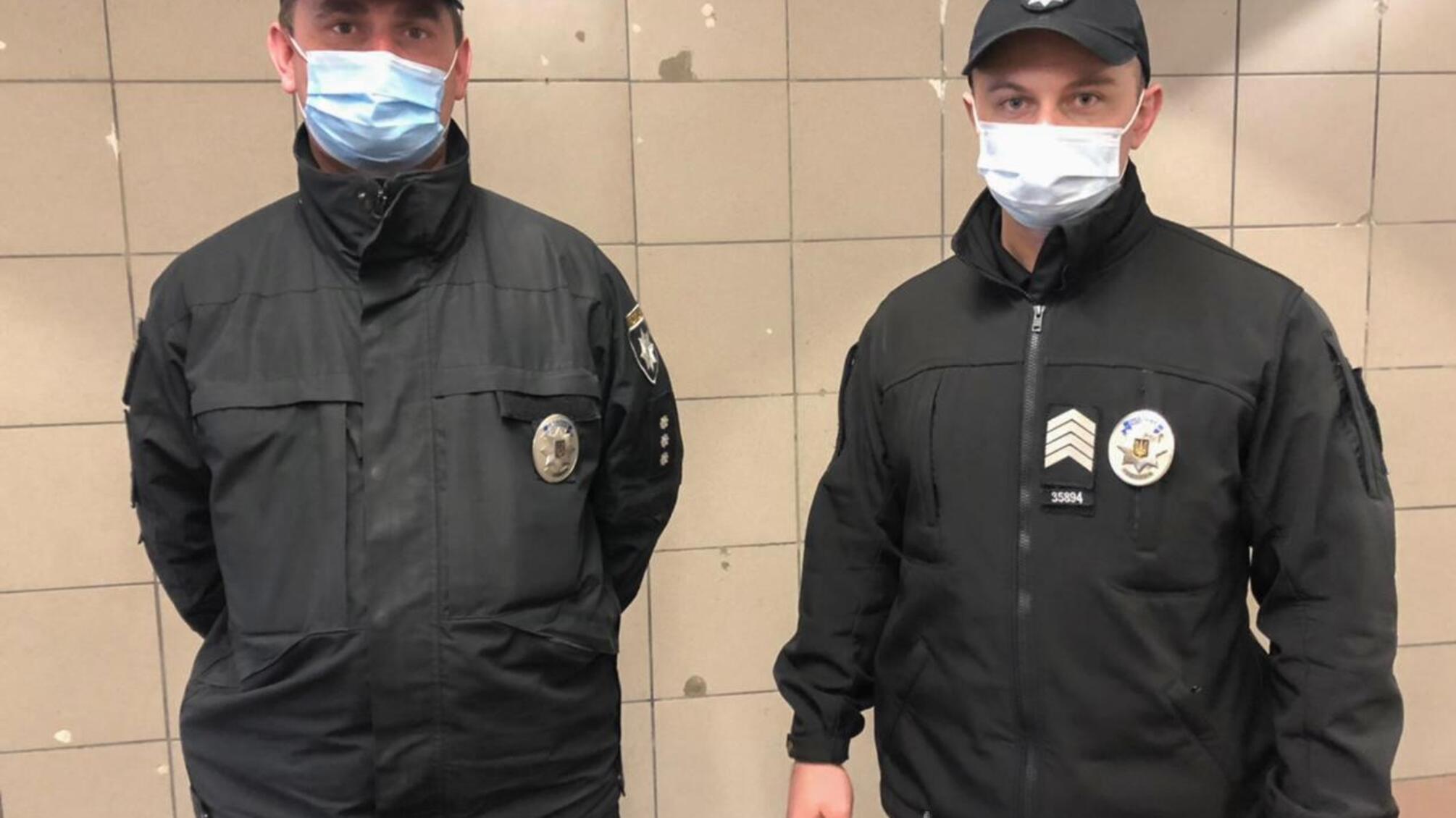 Поліцейські столичного метрополітену надали допомогу жінці, яка народила на станції метро 'Лісова'