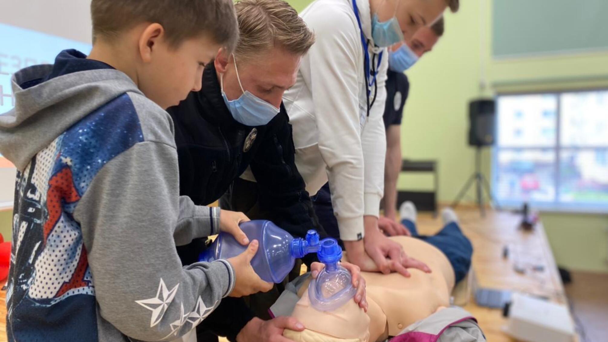 Поліцейські Вінниччини навчали школярів надавати домедичну допомогу постраждалим учасникам дорожнього руху