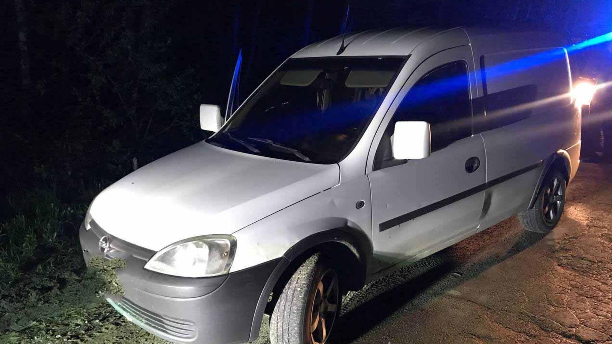 Поліцейські викрили двох жителів Рівненщини на незаконному перевезенні 20 кілограмів бурштину-сирцю