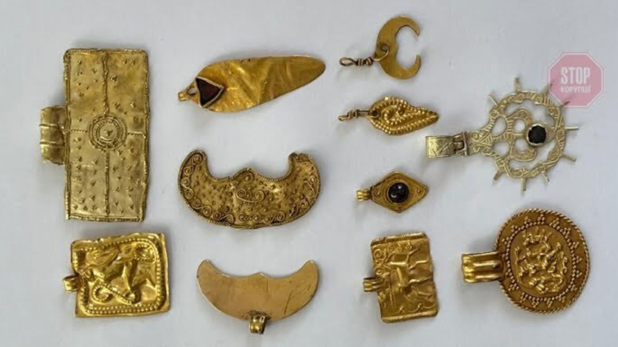 Из Украины хотели вывезти скифские золотые украшения (фото)