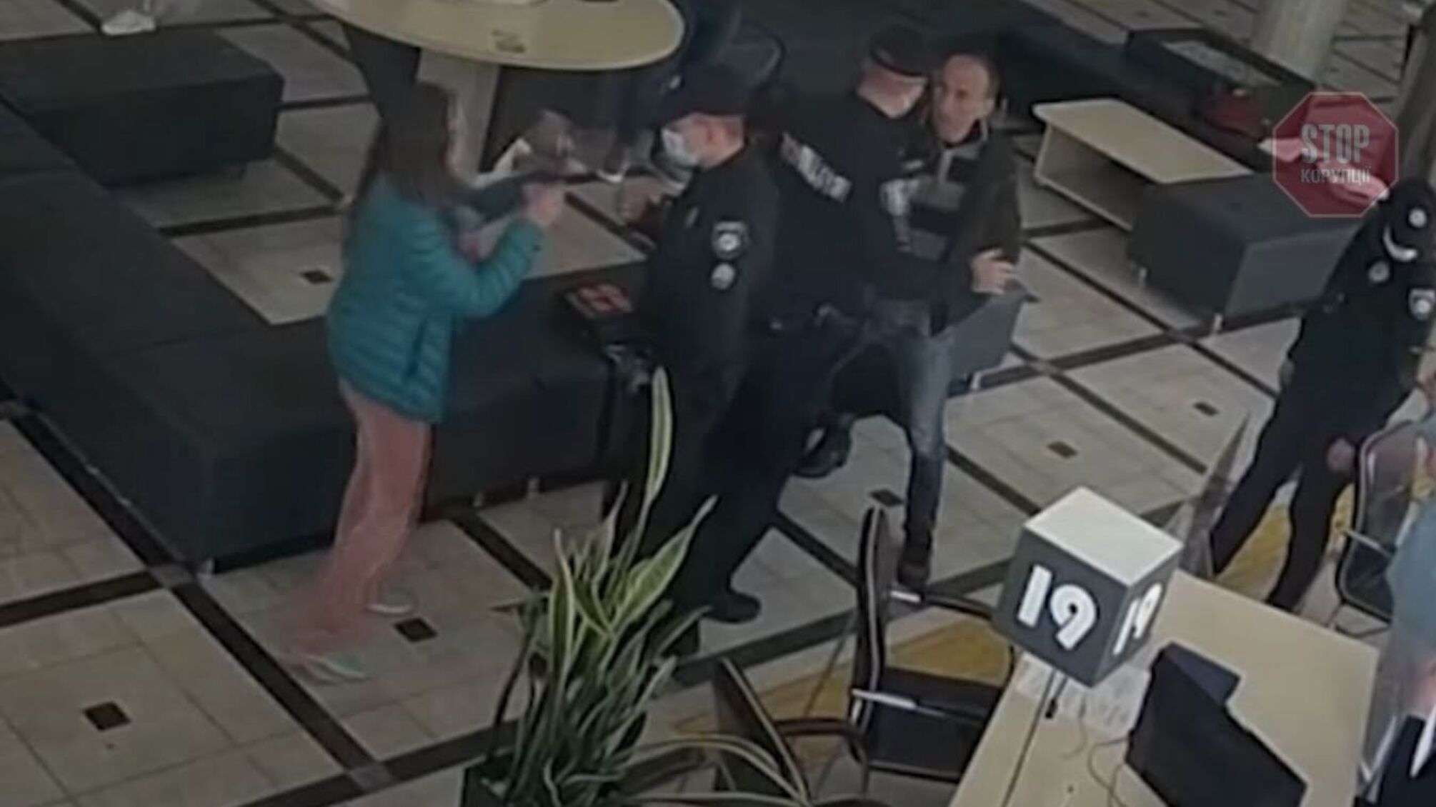 У Рівному жінка вкусила поліцейського за прохання вдягти маску (відео)