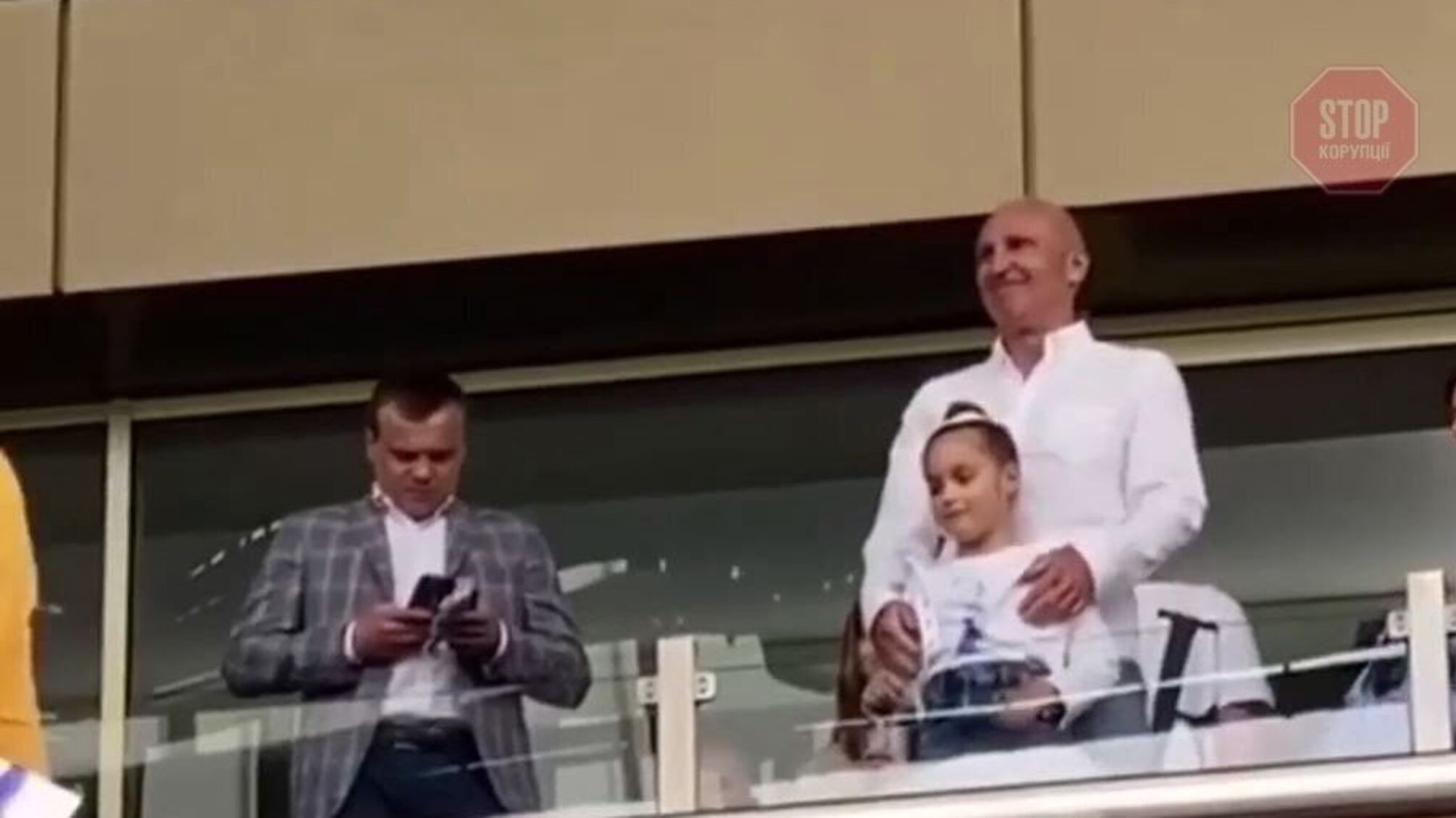 Кричуще порушення карантину: у Харкові на стадіоні з 32-тисячами людей помітили голову Нацполіції Харківщини (відео)