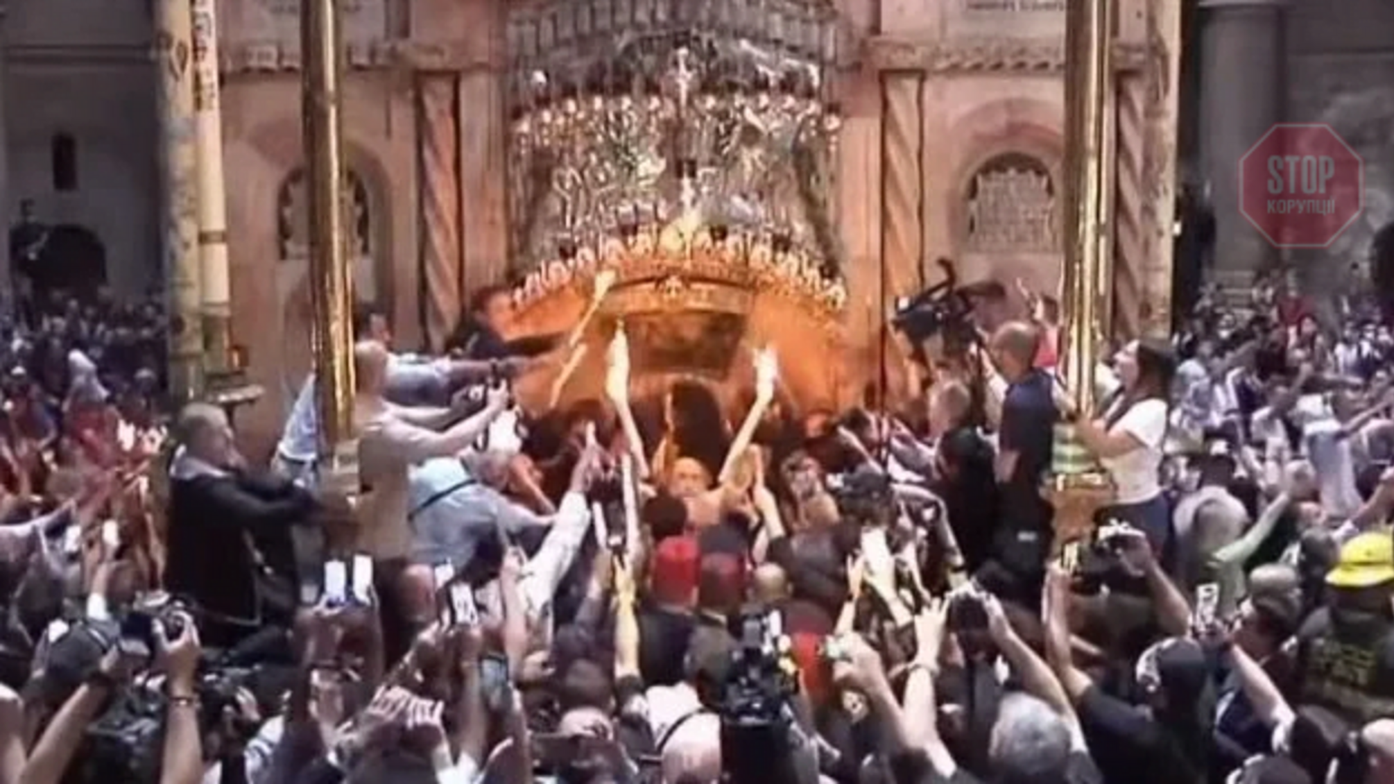 В Иерусалиме сошел Благодатный огонь