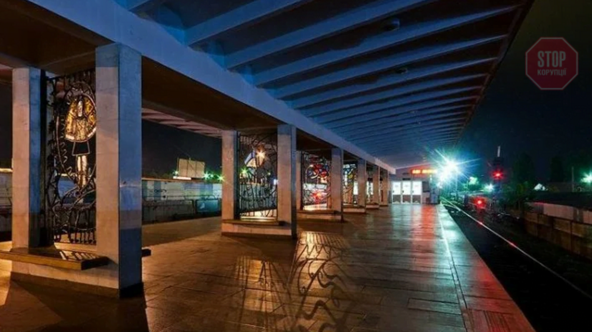 В столице женщина родила мальчика в переходе возле станции метро