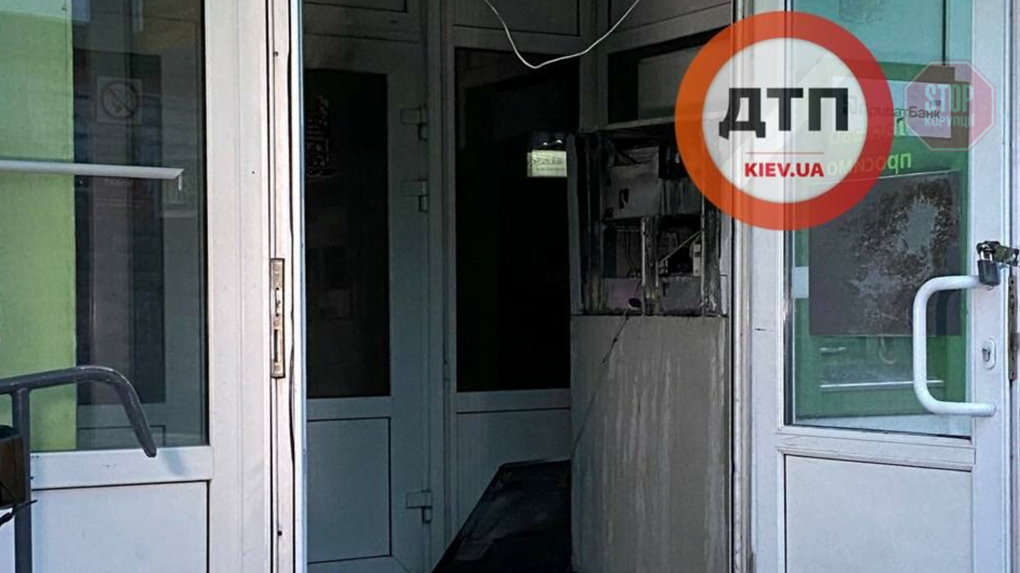 В столице сотрудник ПриватБанка с подельником подорвали банкомат (фото)