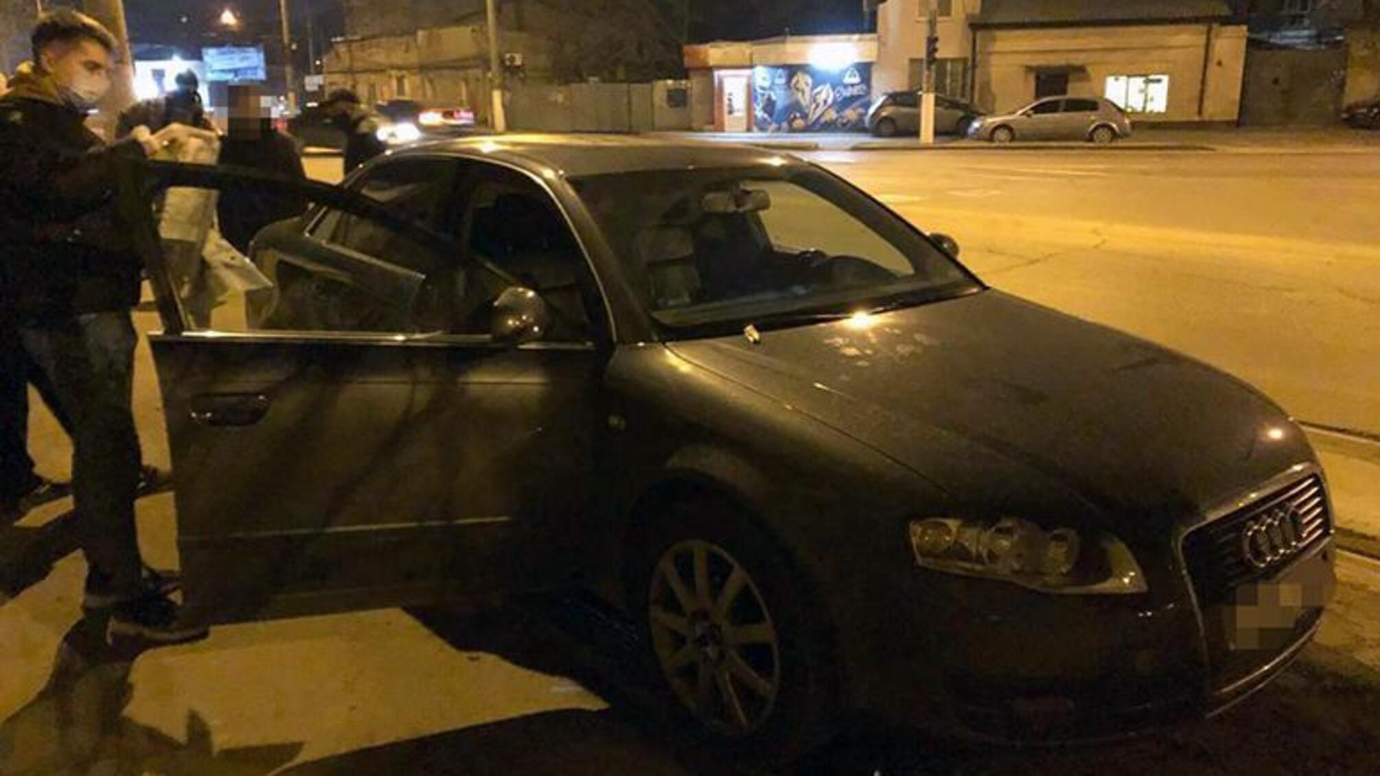 Слідчі столичної поліції повідомили про підозру двом чоловікам, які відібрали у киянина майже п’ять мільйонів гривень