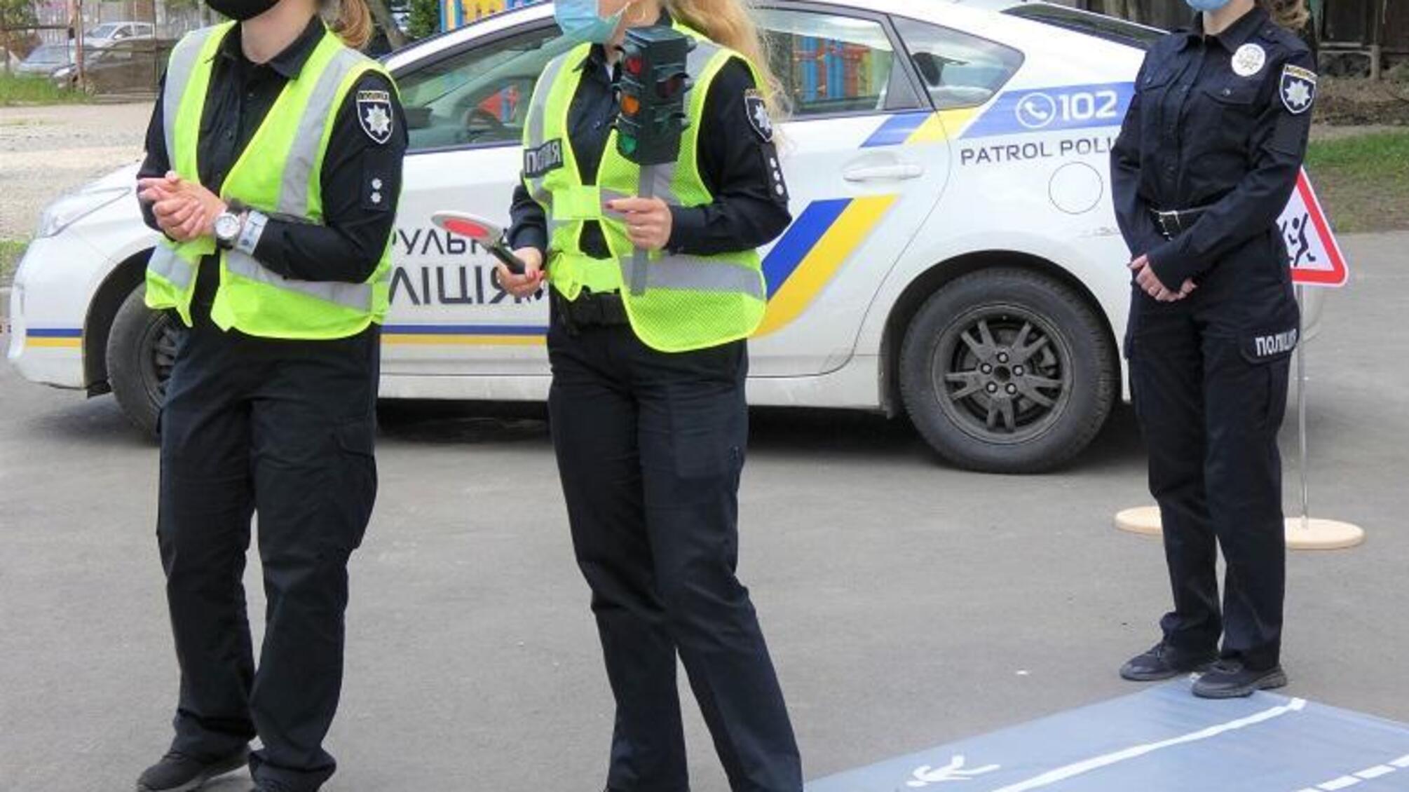 Столичні поліцейські провели для школярів заняття з правил безпеки дорожнього руху