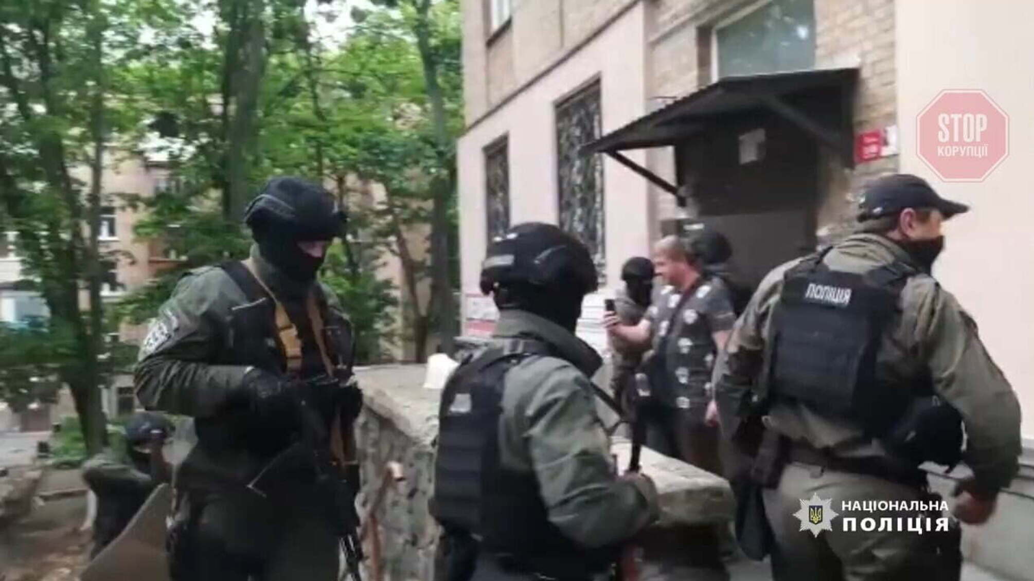 В Киеве мужчина решил пострелять по прохожим из окна многоэтажки (видео)