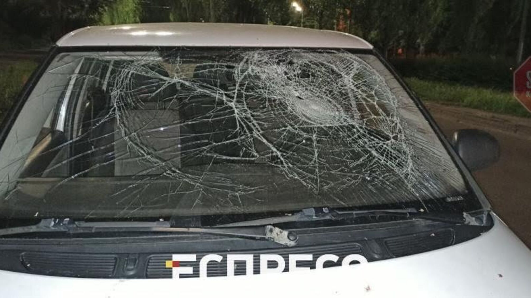 В столице пьяный таксист прокатил пешехода на капоте