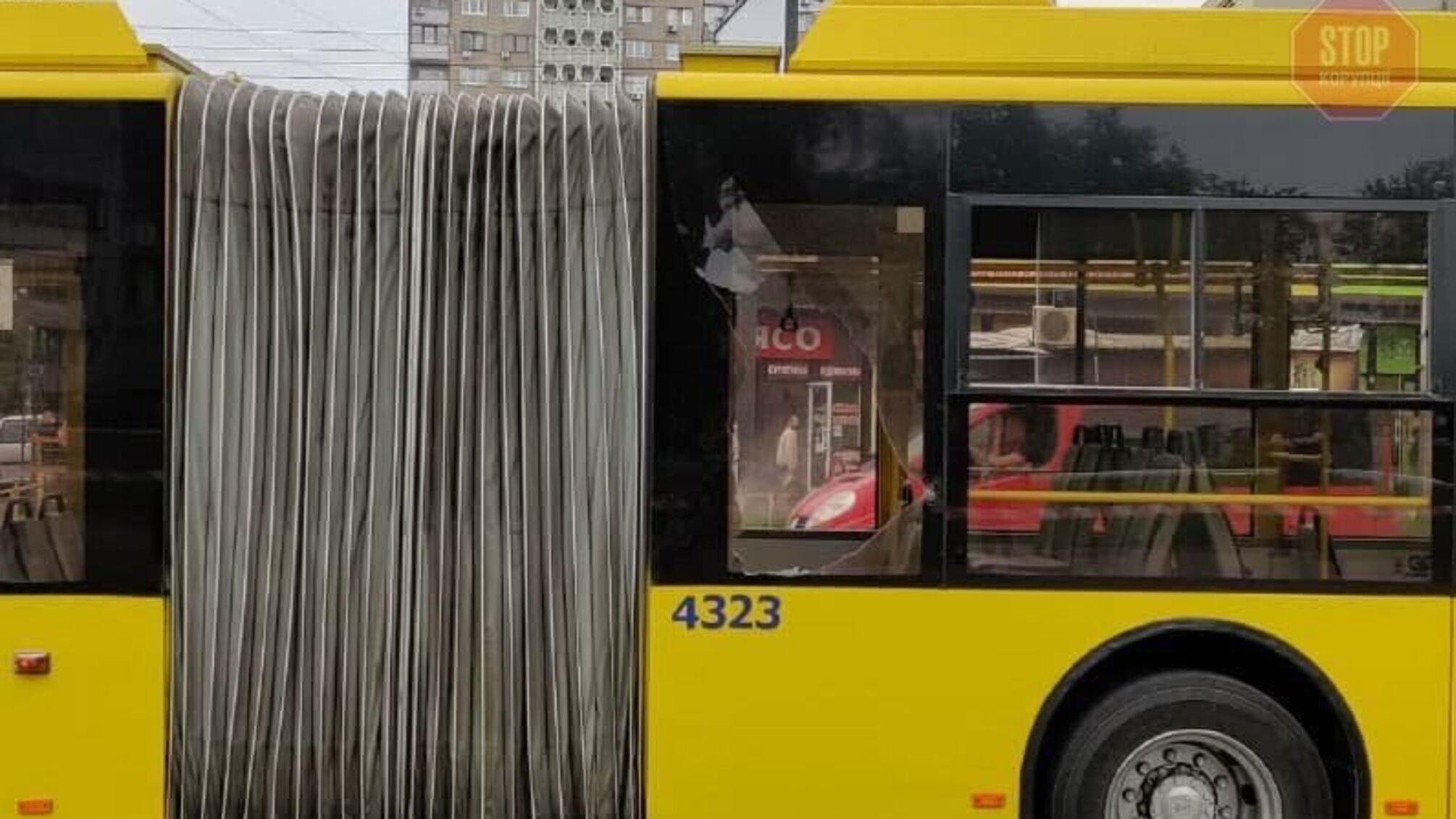 Хотів всіх повбивати, так як набридли люди: у Києві чоловік кинув пляшку з бензином у вікно тролейбуса