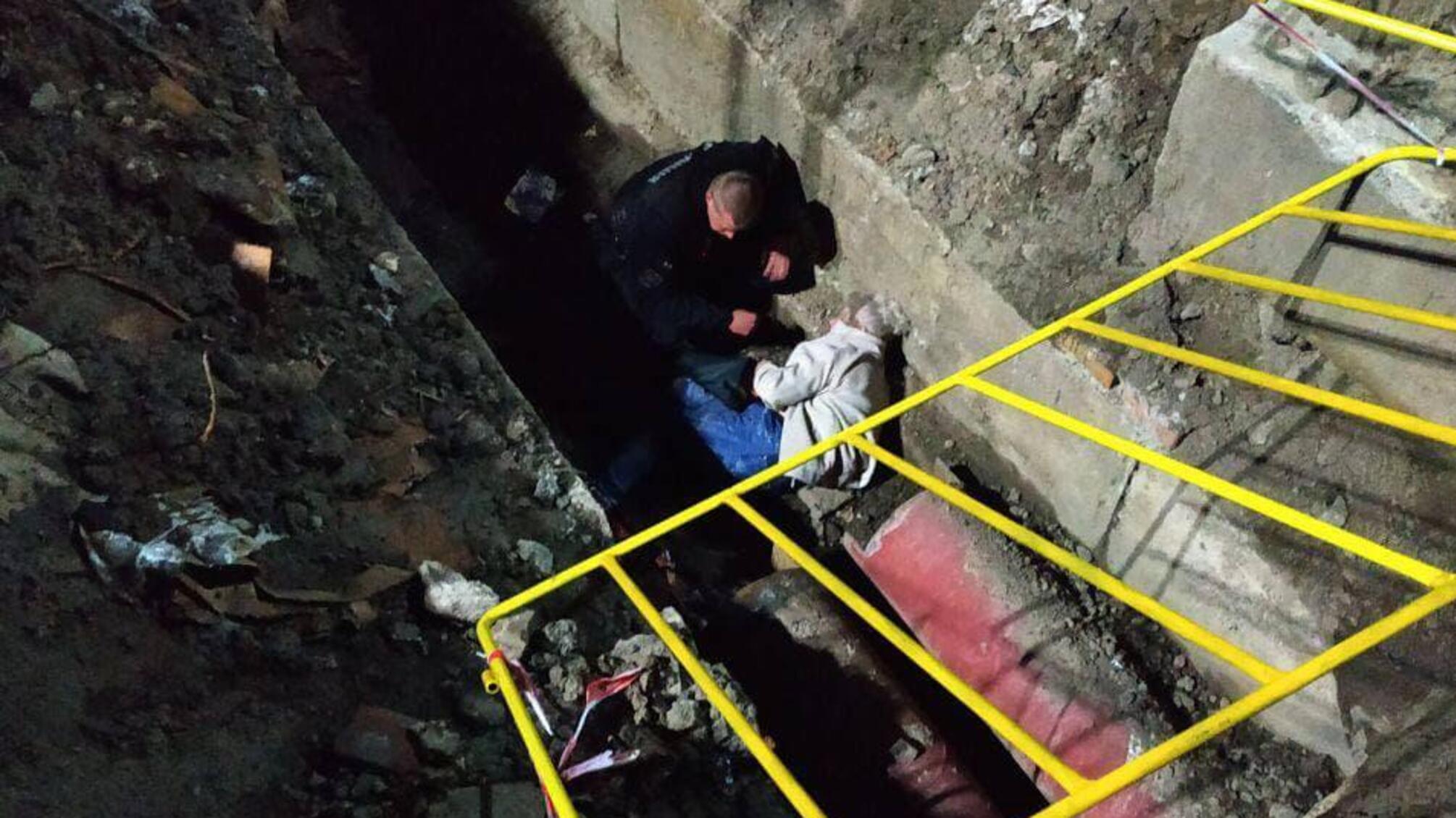 У Черкасах правоохоронці врятували 66-річну жінку, яка впала в яму