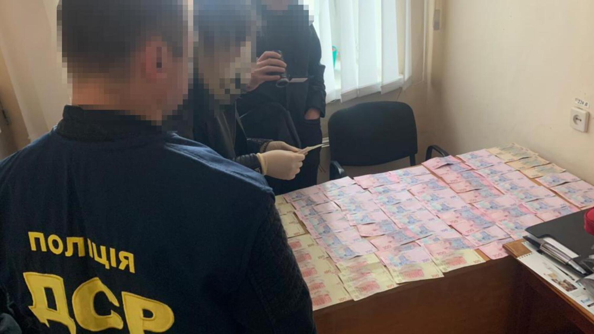 «Відкат» за відпуск продукції без належного оформлення – поліцейські Рівненщини затримали посадовця автомобільного ремонтного заводу