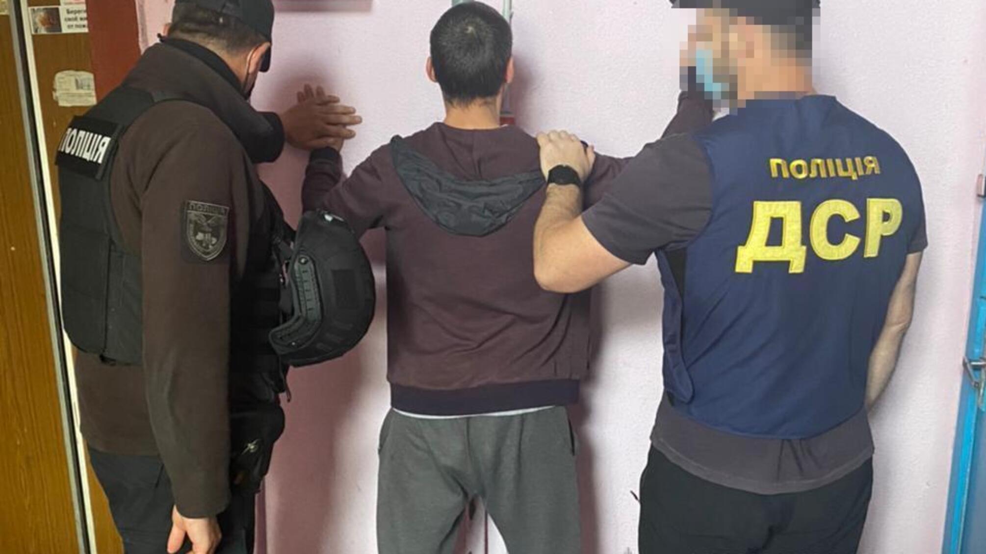 Вимагання коштів із наркодилерів – у Харкові викрито групу псевдополіцейських