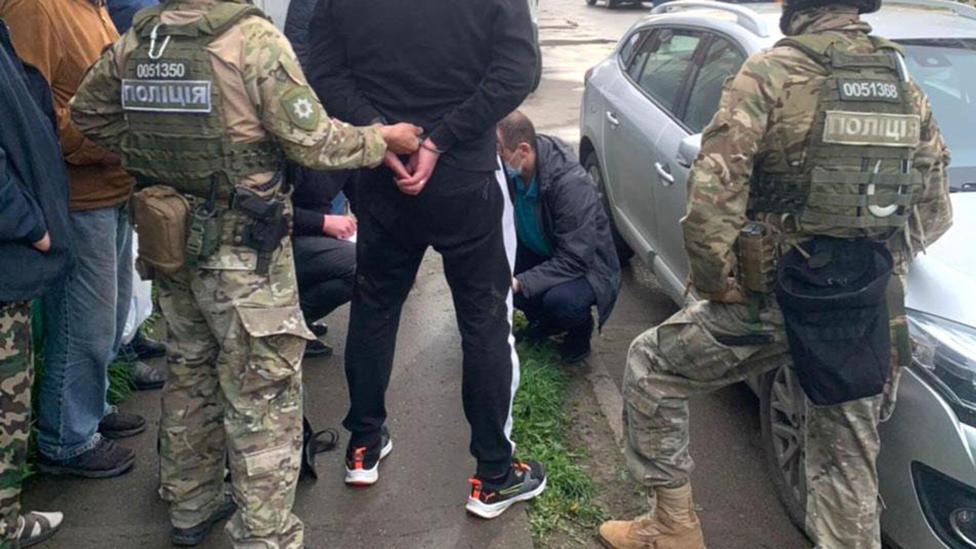 За вимагання понад шести тисяч доларів правоохоронці затримали 32-річного рівнянина