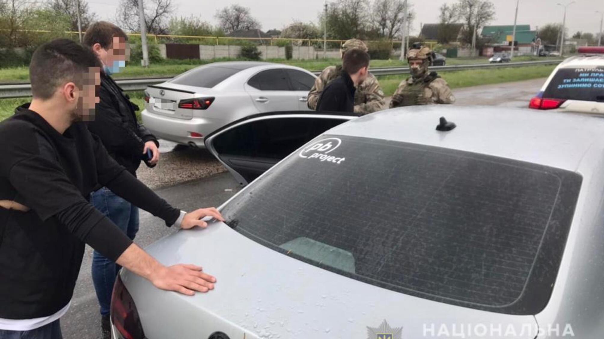 Закарпатські правоохоронці встановили групу зловмисників, причетних до розклеювання провокативних листівок в Берегові