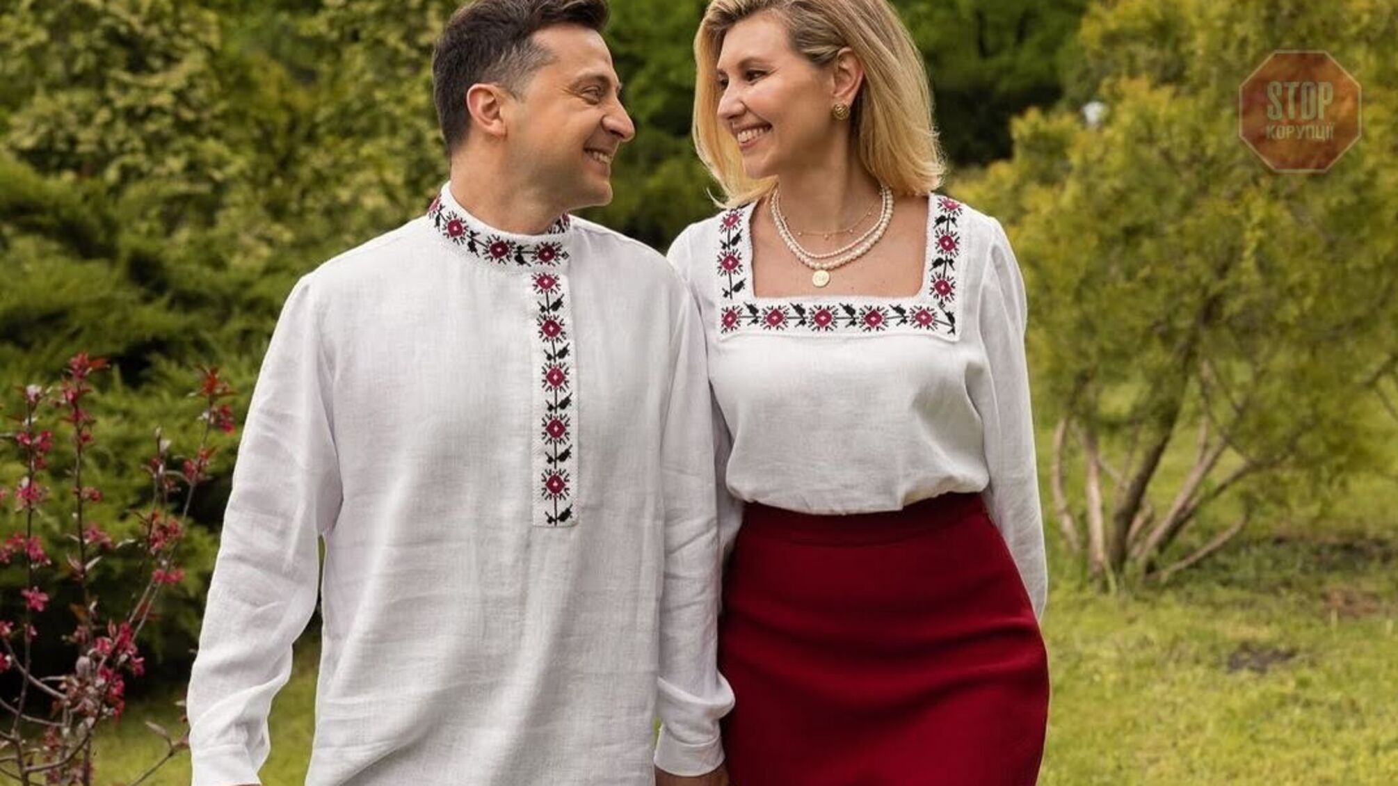 Президент спровоцировал в Сети скандал, сфотографировавшись в вышиванке, которая очень похожа на косоворотку