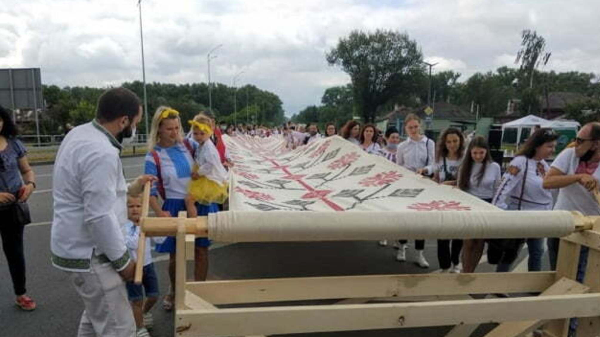 У Чернігові розгорнули 200-метровий рушник і зафіксували національний рекорд