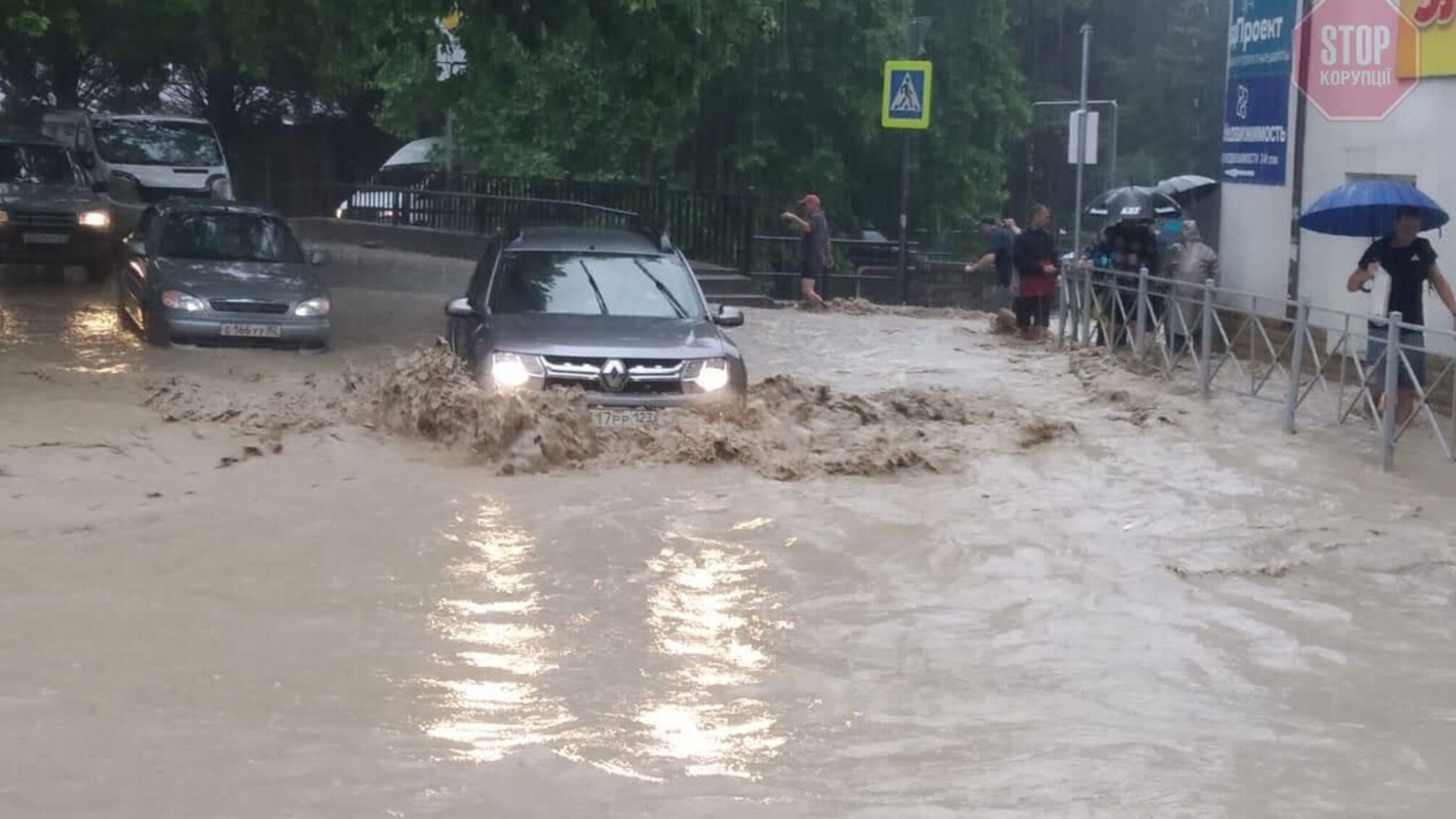 'Месячная норма осадков': оккупированная Ялта полностью затоплена из-за дождей (видео)