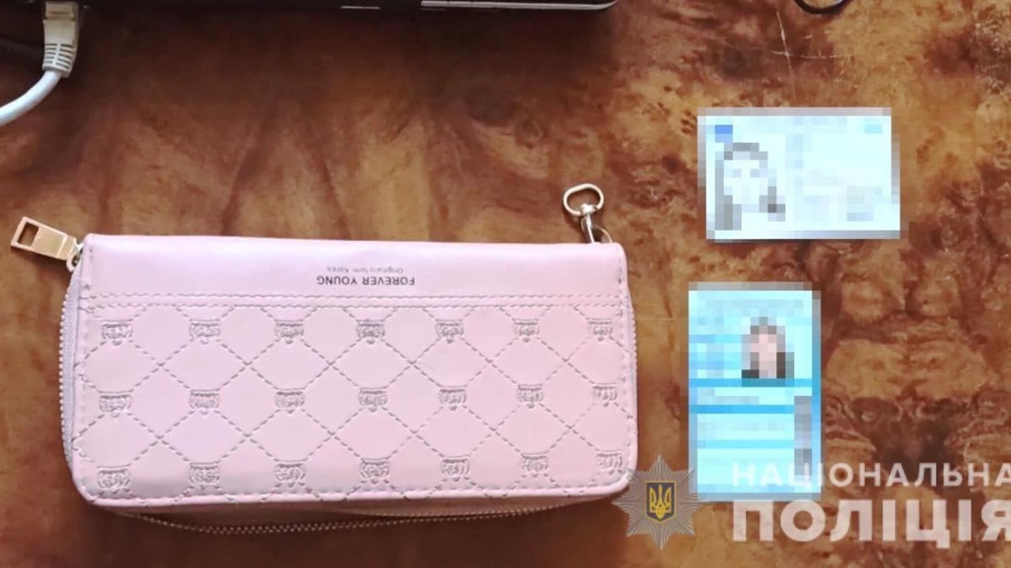 В Одесі поліцейські оперативно затримали двох зловмисниць, які обікрали на ринку дівчину з Кіровоградщини