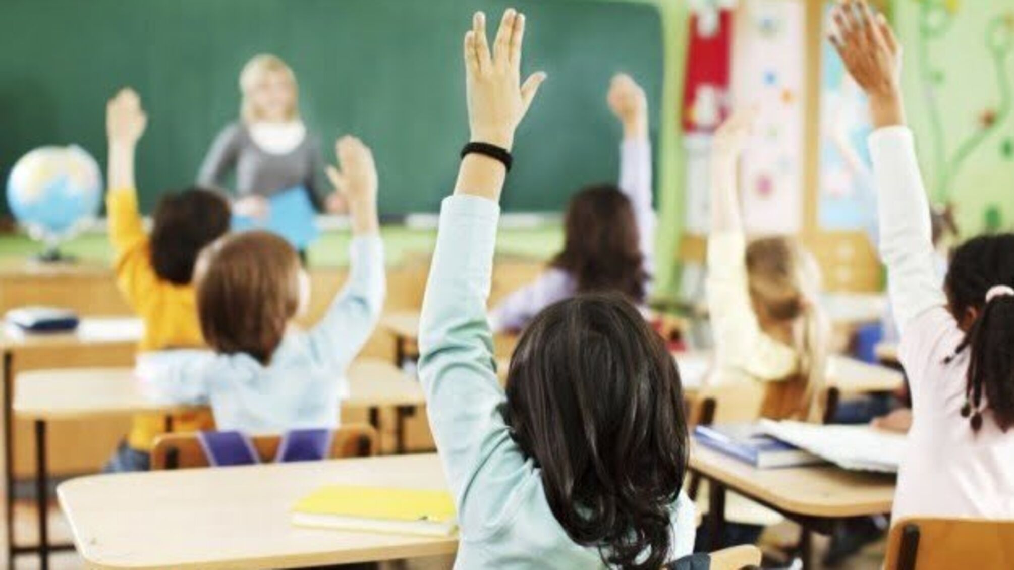 У Польщі нове послаблення карантину: за парти повернулися всі школярі