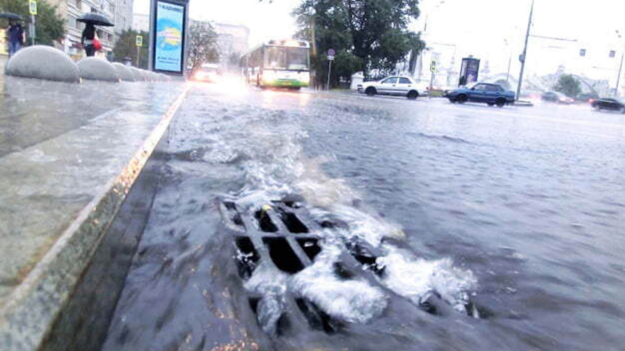 У Москві злива затопила дороги, частково зупинила метро і трамваї