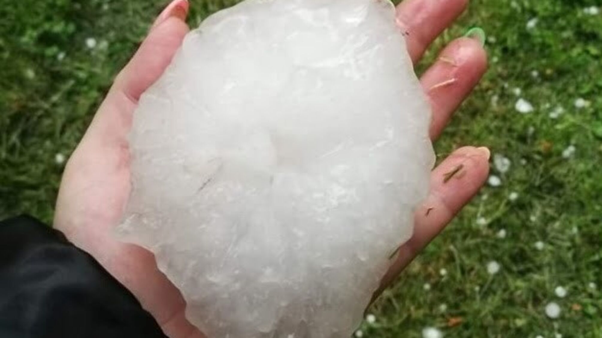 У Польщі випала градина-гігант