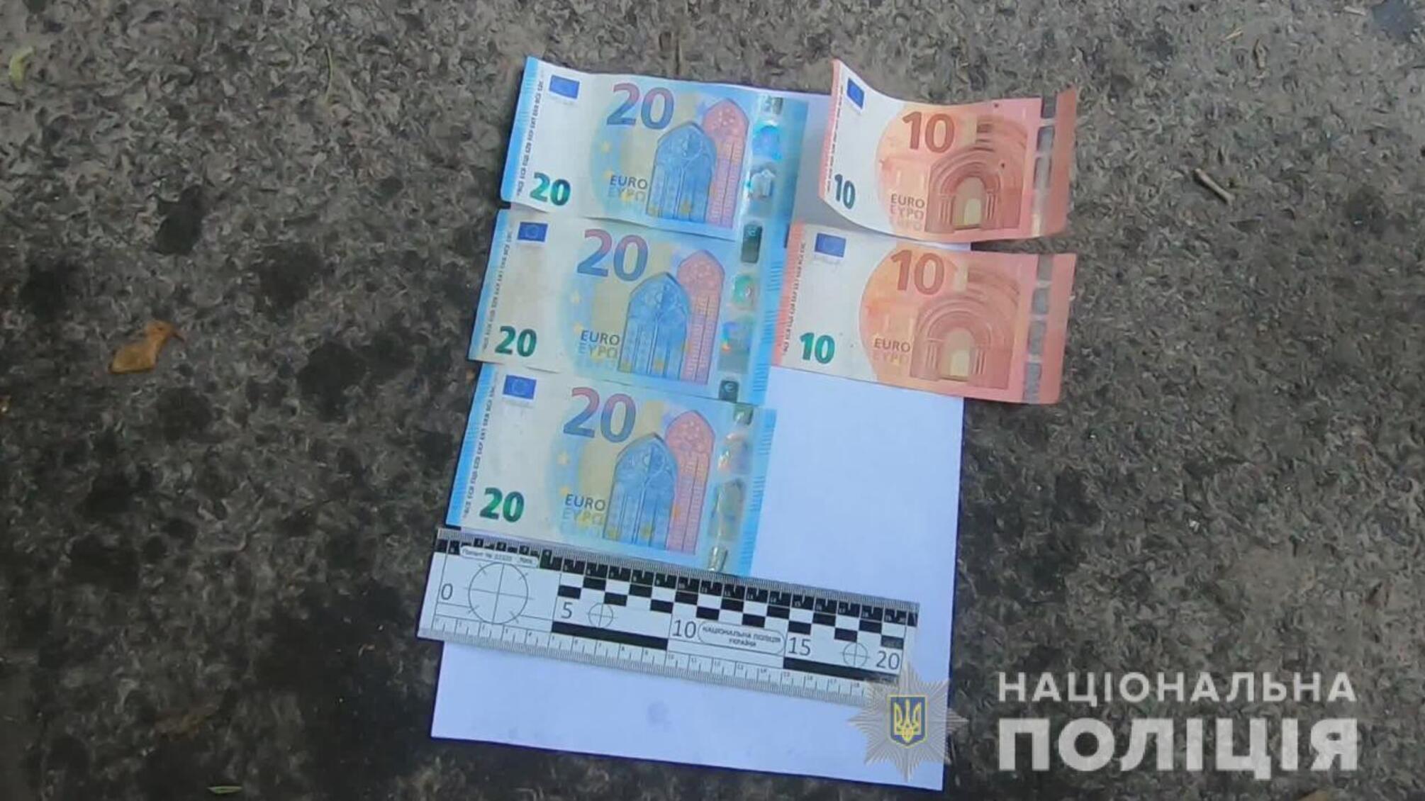 Одеські поліцейські затримали групу осіб, які на вулиці Гімназичній обікрали іноземку