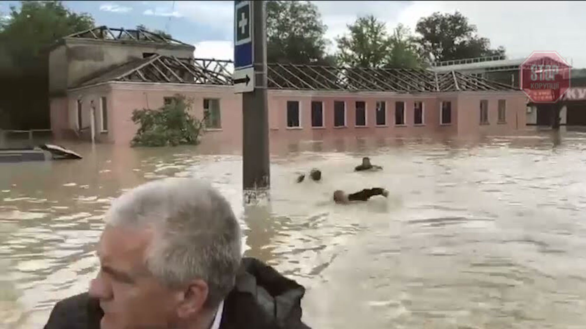 “Глава” Криму Аксьонов змусив рятувальників плисти за його човном в затопленій Керчі (відео)