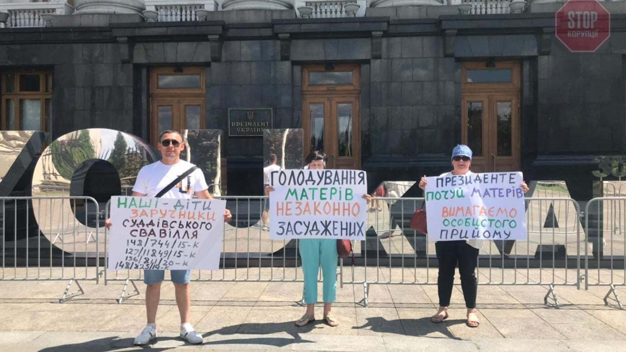 Голодний протест: вінницькі активісти оселились під офісом Зеленського