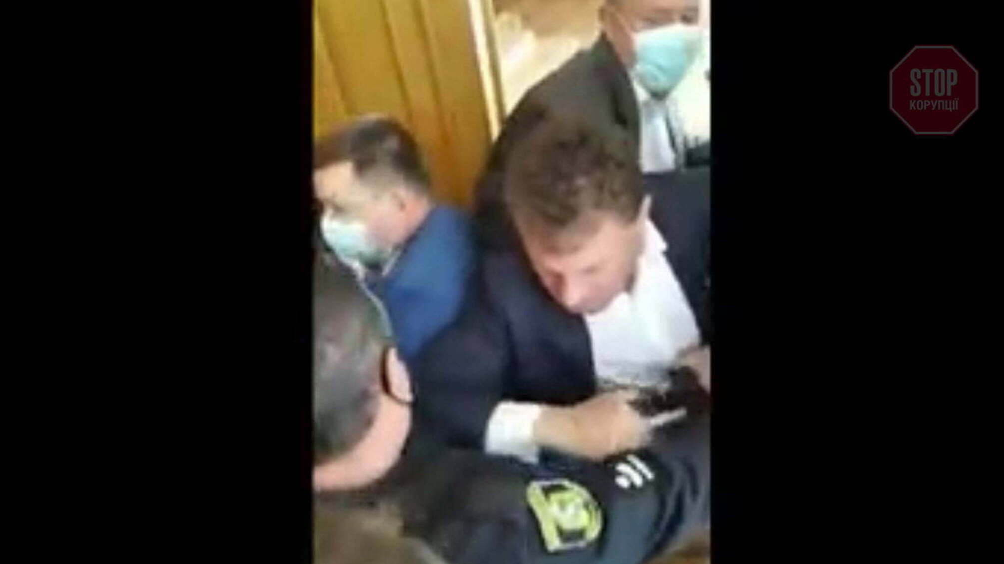Розірвані зв’язки та одяг: в Ізюмі на сесію депутати проривалися з боями крізь поліцію