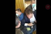 Розірвані зв’язки та одяг: в Ізюмі на сесію депутати проривалися з боями крізь поліцію