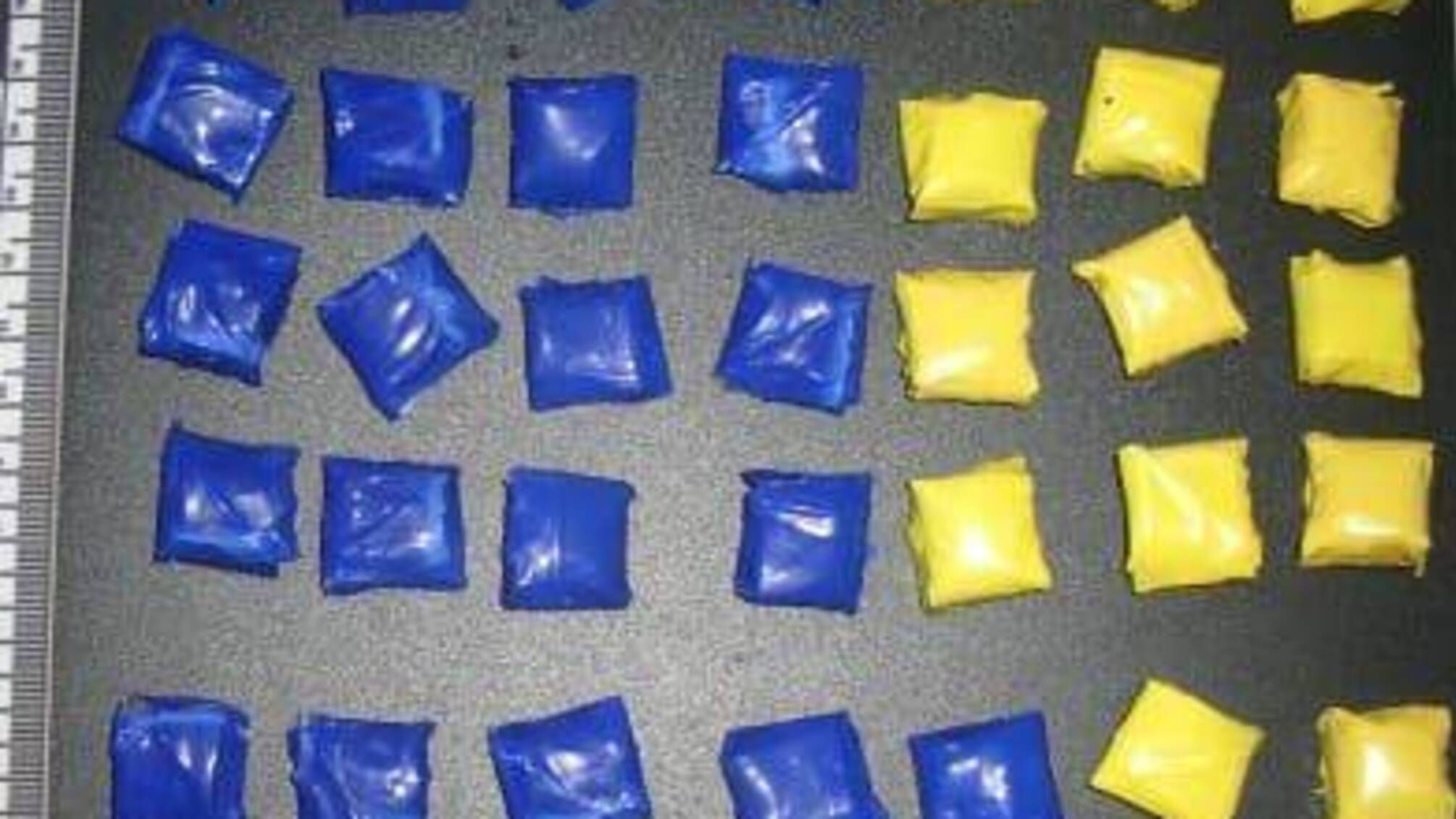 Поліцейські вилучили у двох жителів Одеси наркотичний засіб