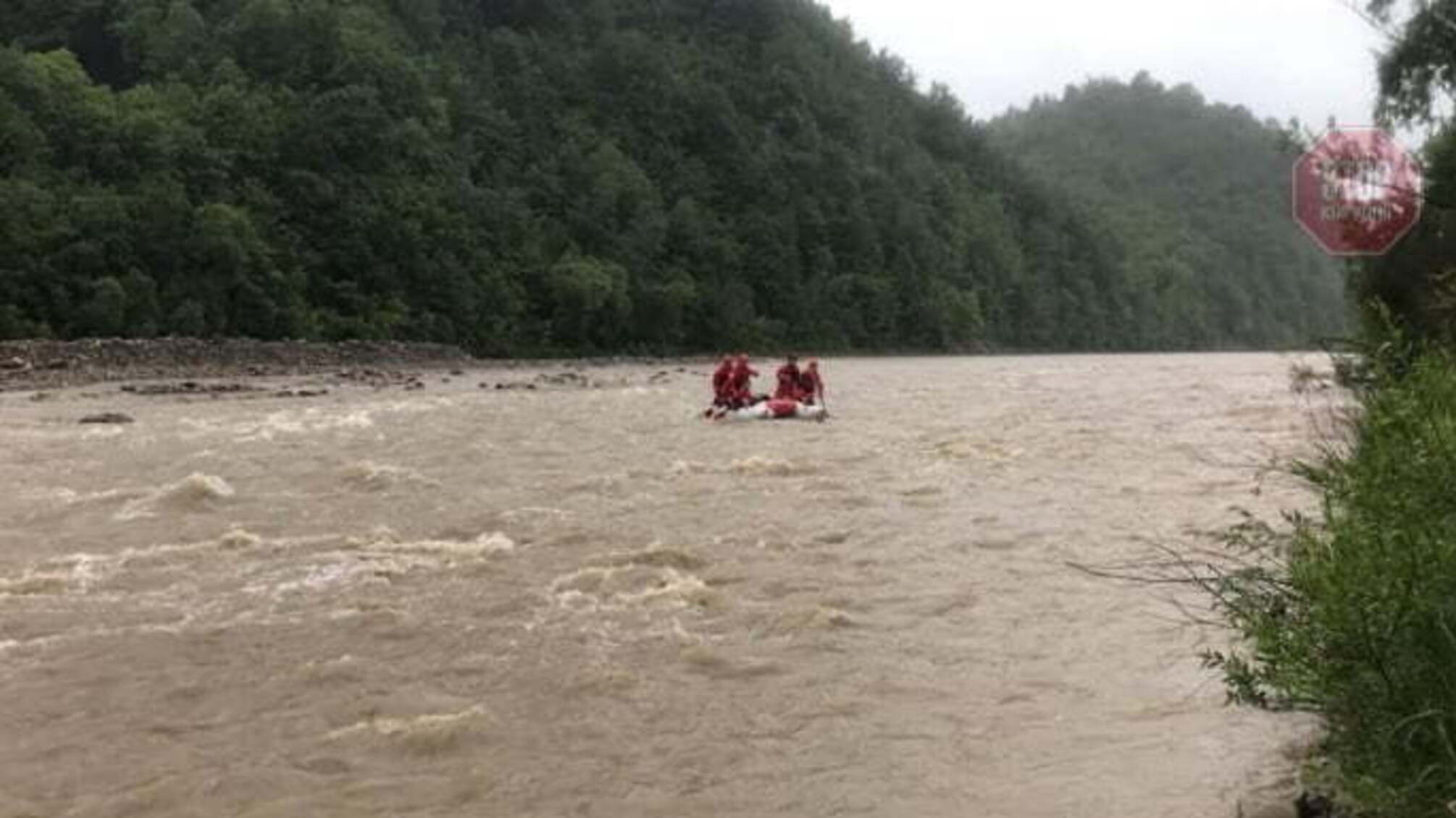 Отнесло течением реки: спасатели нашли тело мальчика