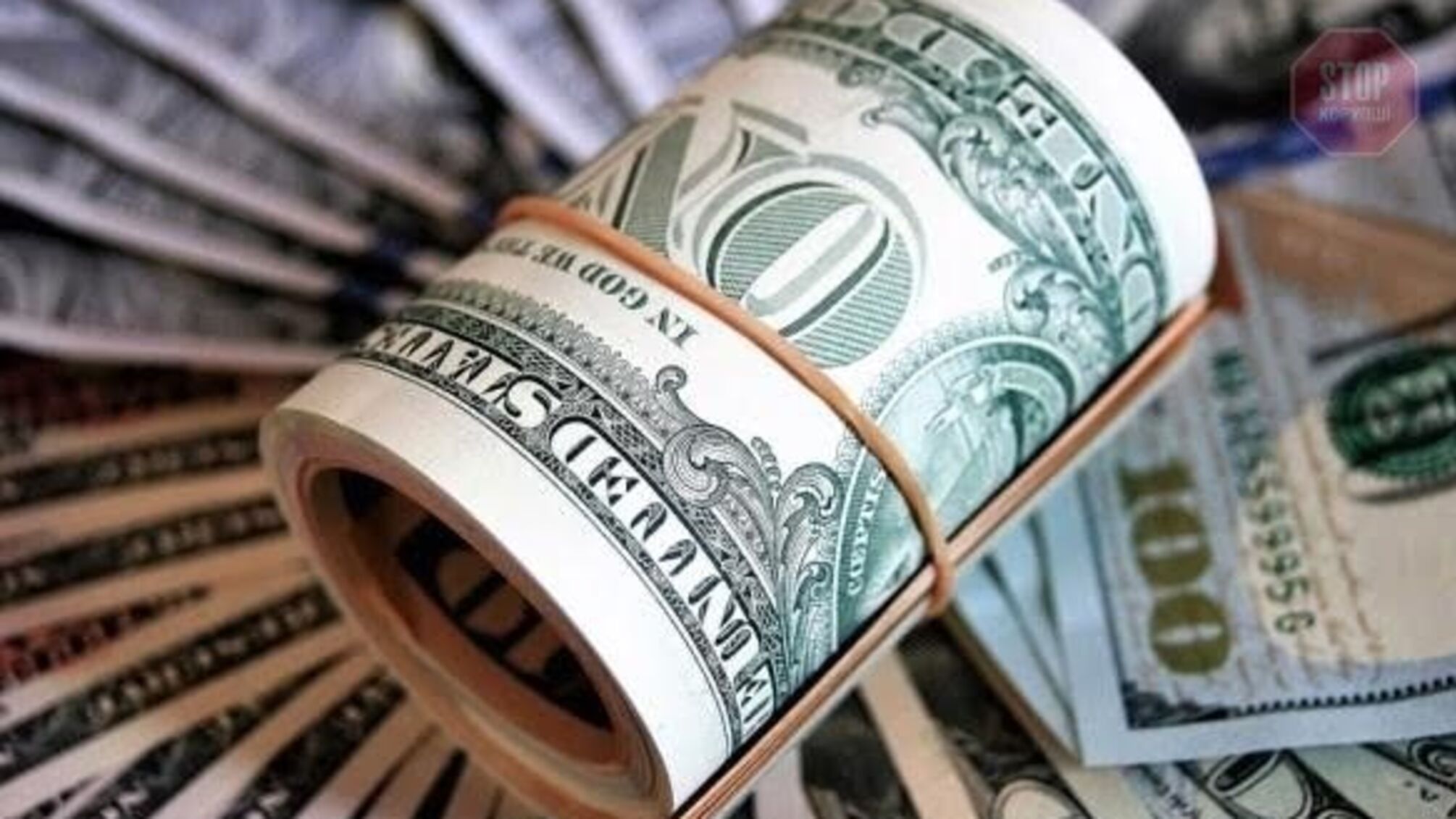 Почти 27: доллар ускорил падение на межбанке