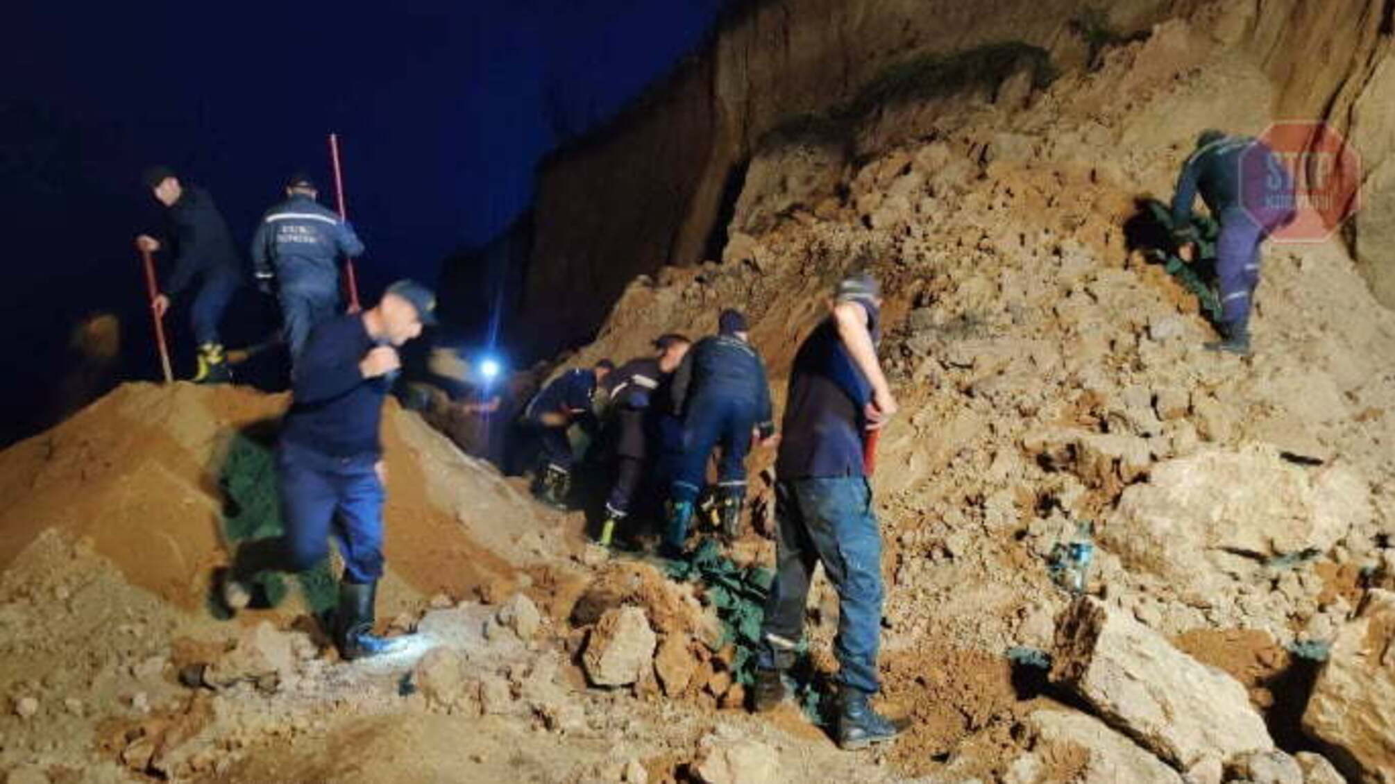 Обвалу ґрунту біля моря на Одещині: рятувальники продовжують пошуки людей (фото)