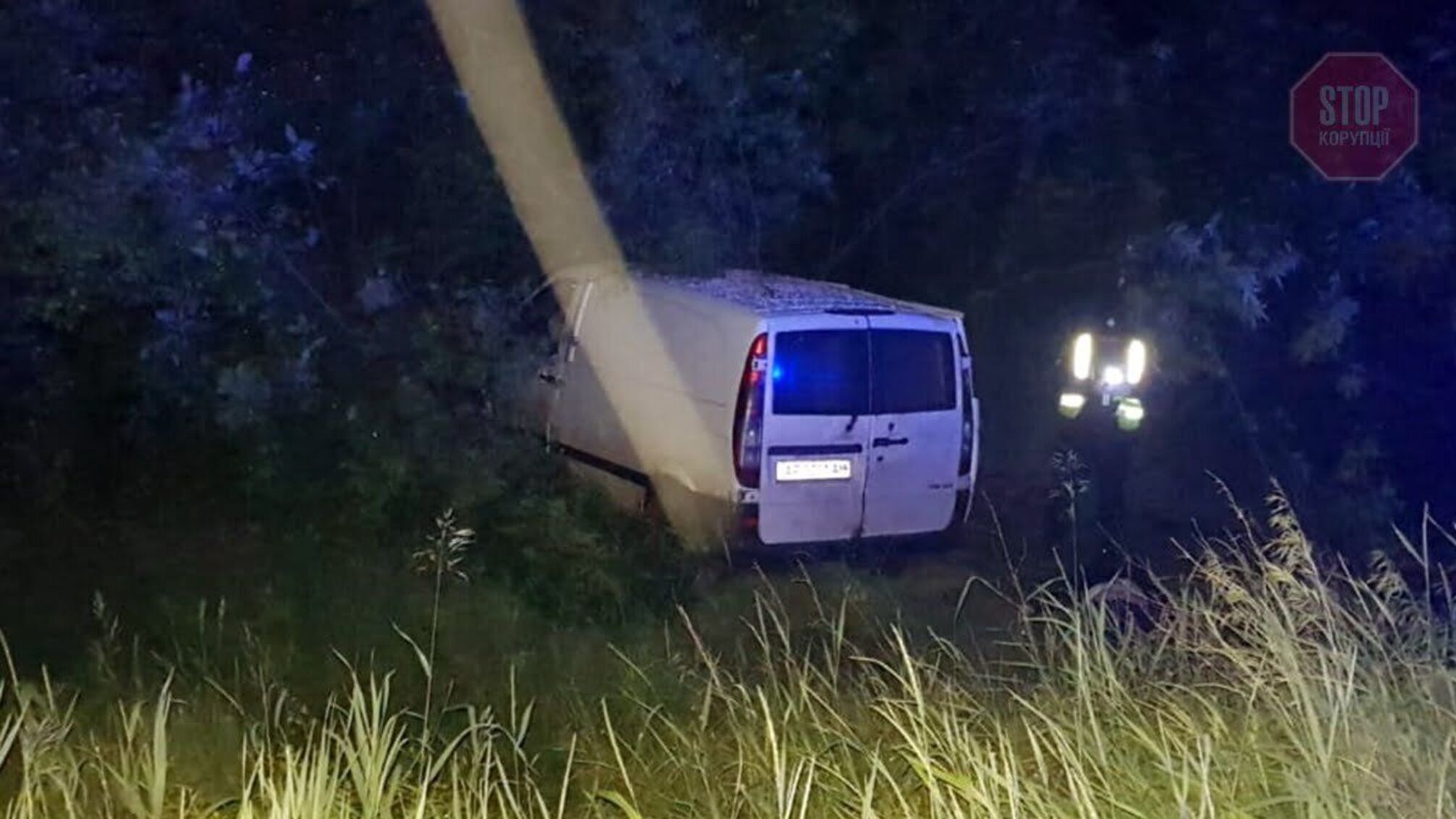 На Дніпропетровщині мікроавтобус вилетів з дороги, є загиблі (фото)