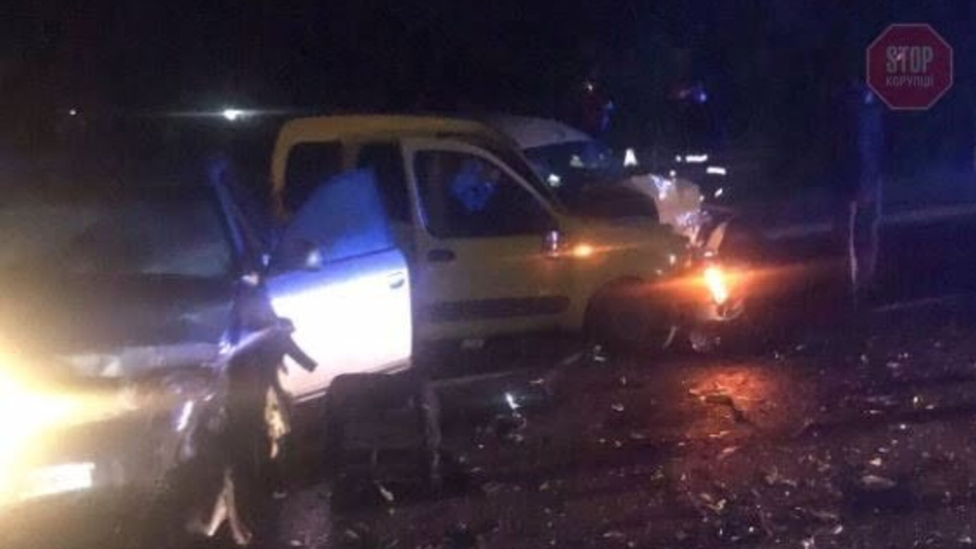 На Львівщині легковик влетів в іншу автівку, є загиблі (фото)