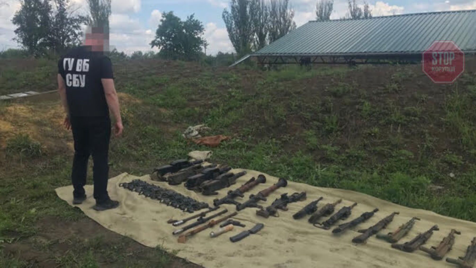 На Донеччині СБУ затримала військових, які намагалися продати зброю з військової частини (фото)