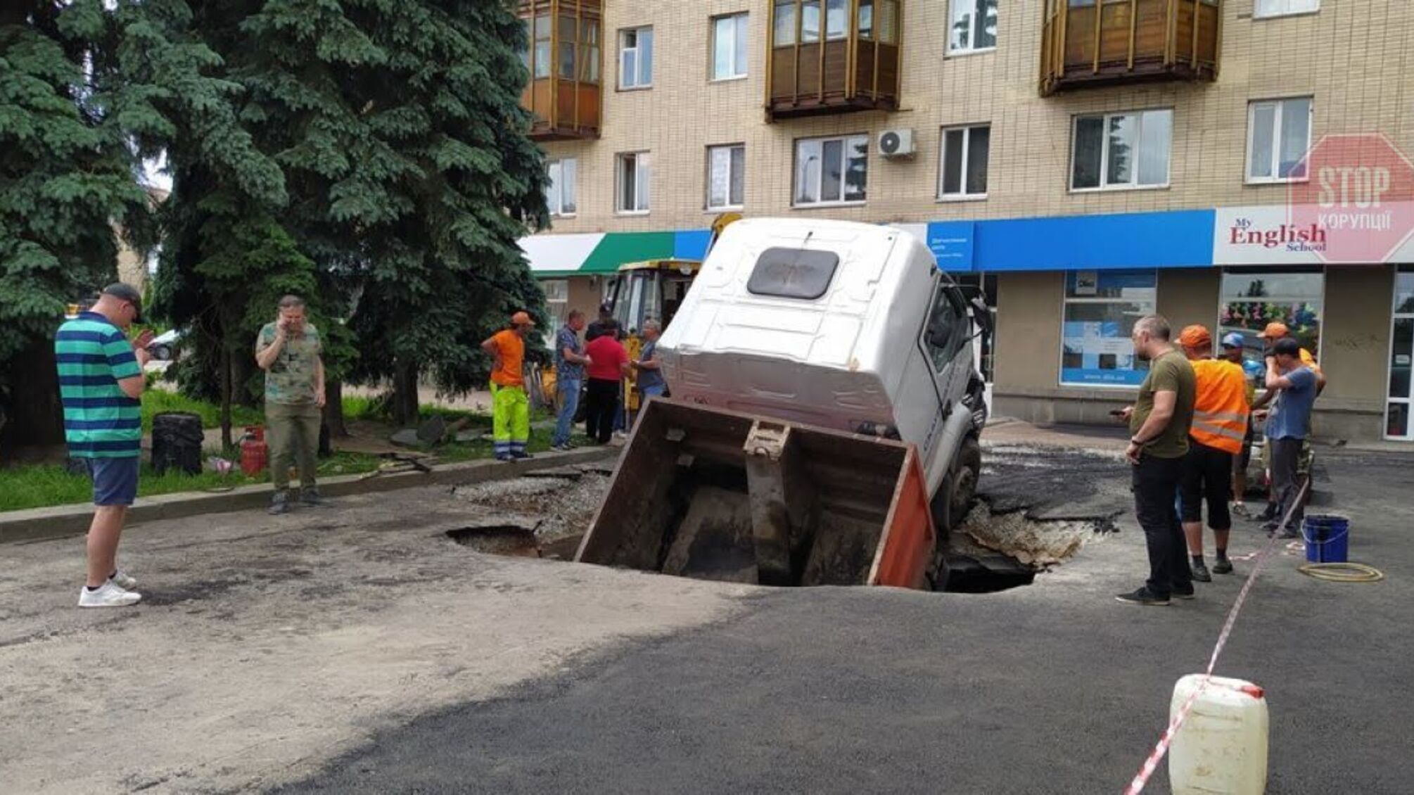 В Житомире грузовик провалился под асфальт (видео)