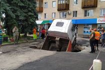 У Житомирі вантажівка провалилася під асфальт (відео)