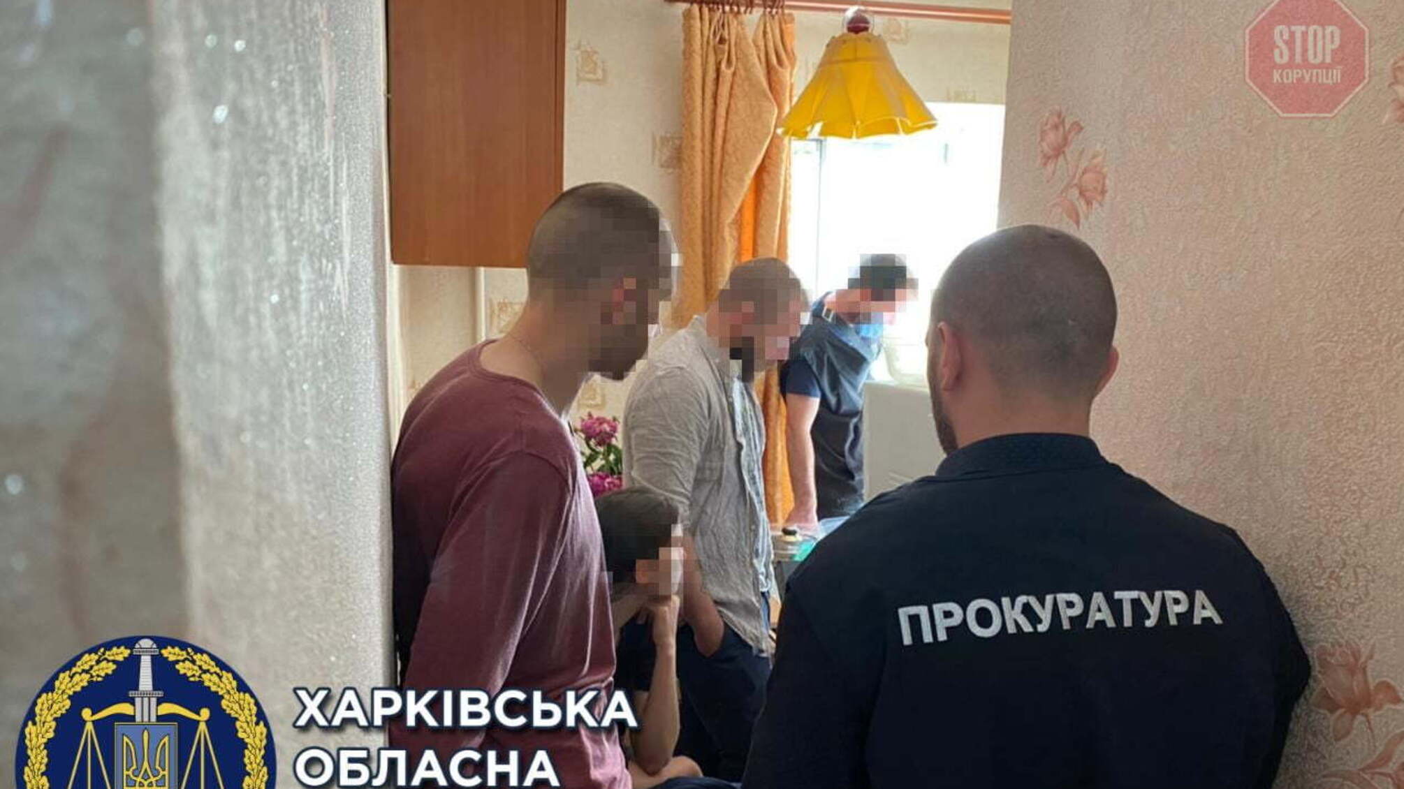 В Харькове задержали двух полицейских, требовавших взятки в 10 тысяч долларов (фото)