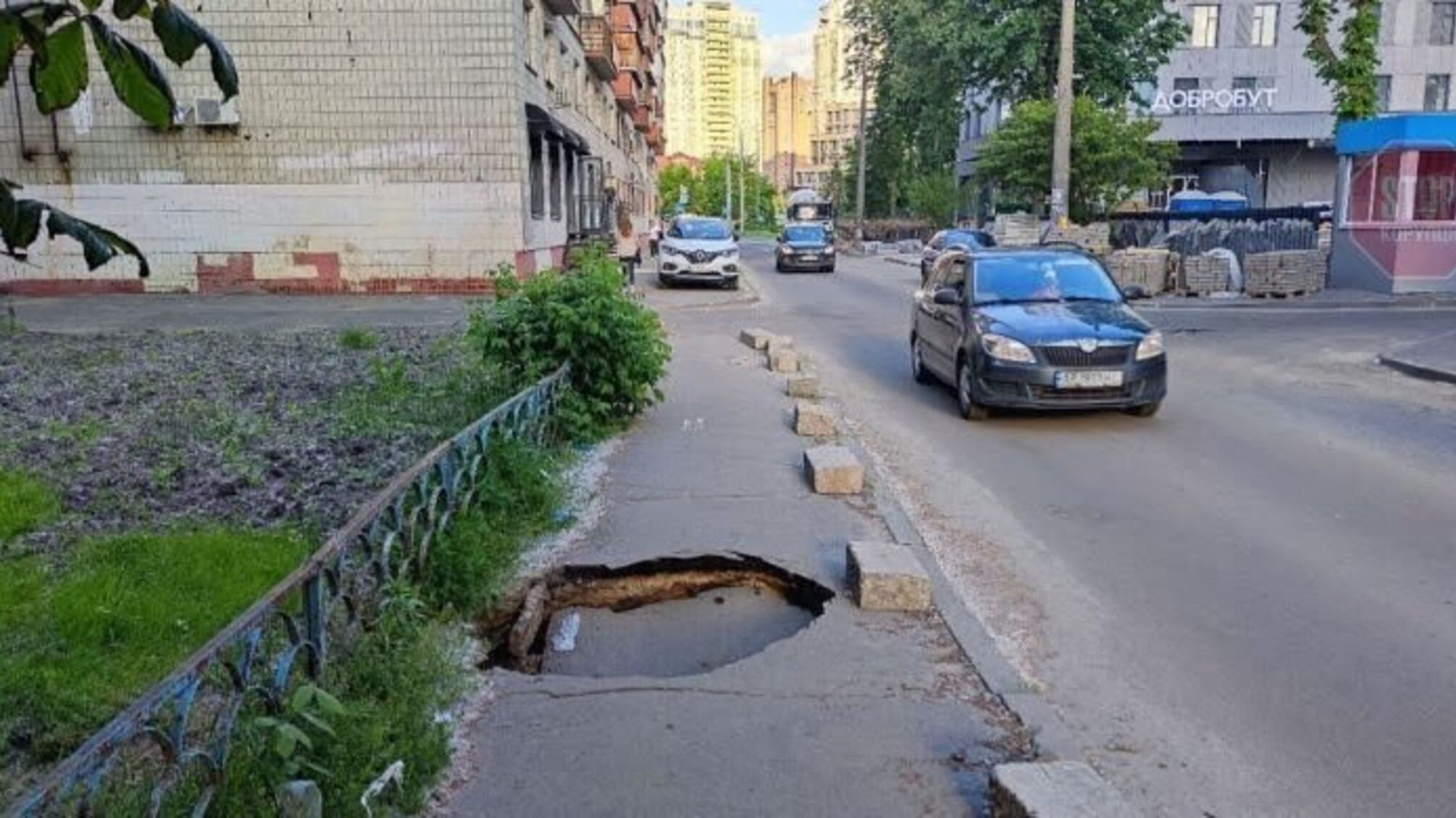 'Сгущенное молоко для ремонта закончилось': на дорогах Соломенского района столицы постоянно появляются новые ямы (фото)