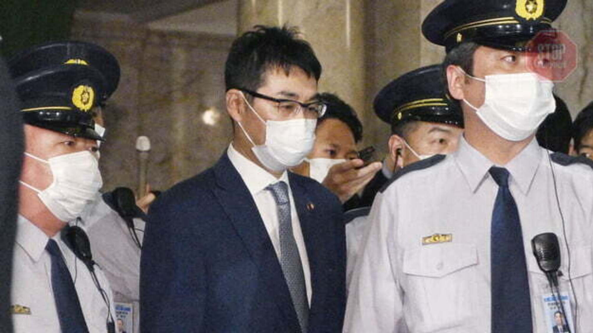 Подкупал избирателей: в Японии осудили экс-министра