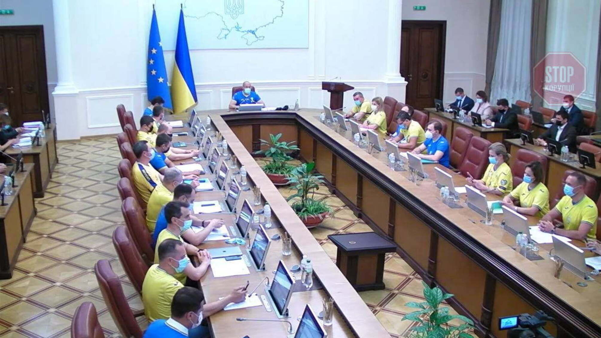 Министры собрались на заседание Кабмина в форме сборной Украины (фото)